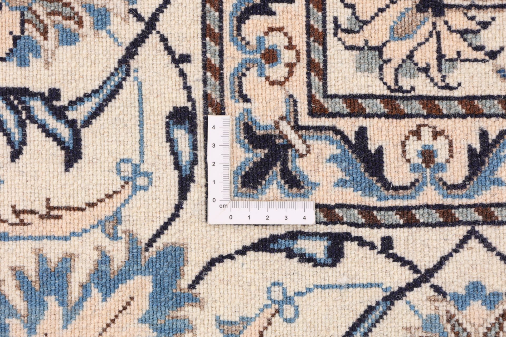 Hand-Knotted Nain Persian Rug, 200 × 293 cm, Wool & Silk - Image 9