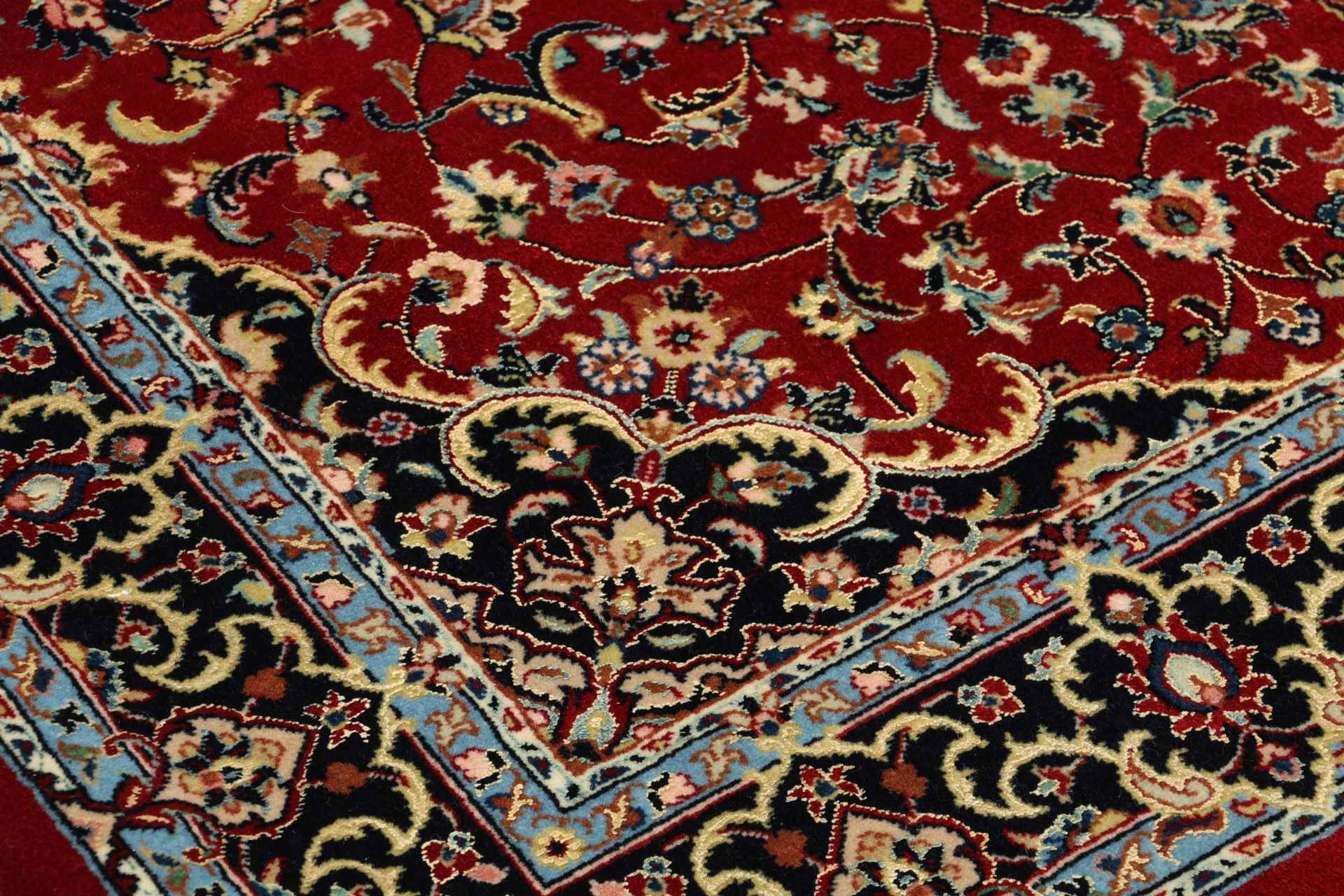Isfahan Persian Rug 82 × 128 cm in Wool & Silk, hand-knotted - Image 5