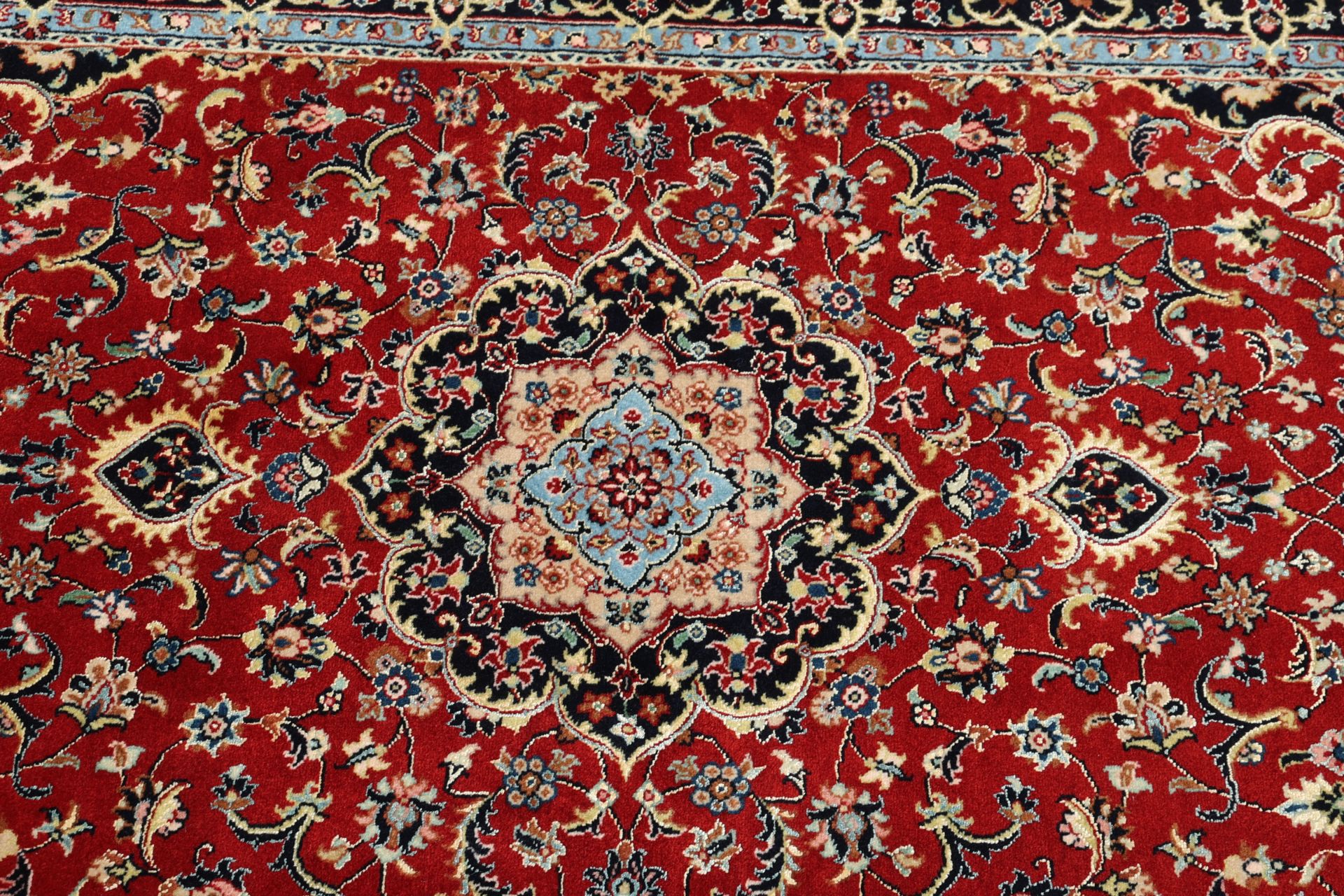 Isfahan Persian Rug 82 × 128 cm in Wool & Silk, hand-knotted - Image 8