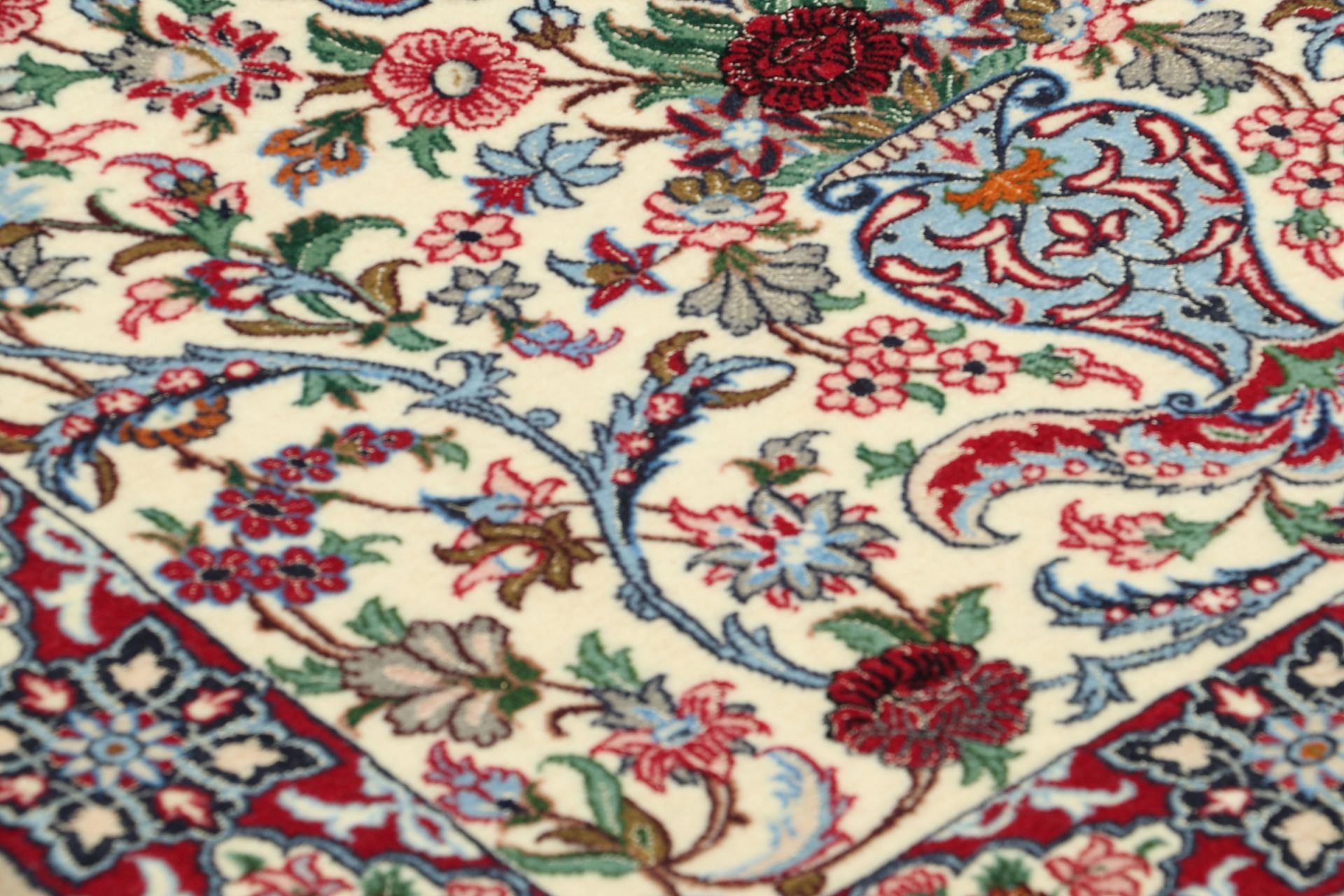 Isfahan Persian Rug 83 × 117 cm in Wool & Silk, hand-knotted - Image 5