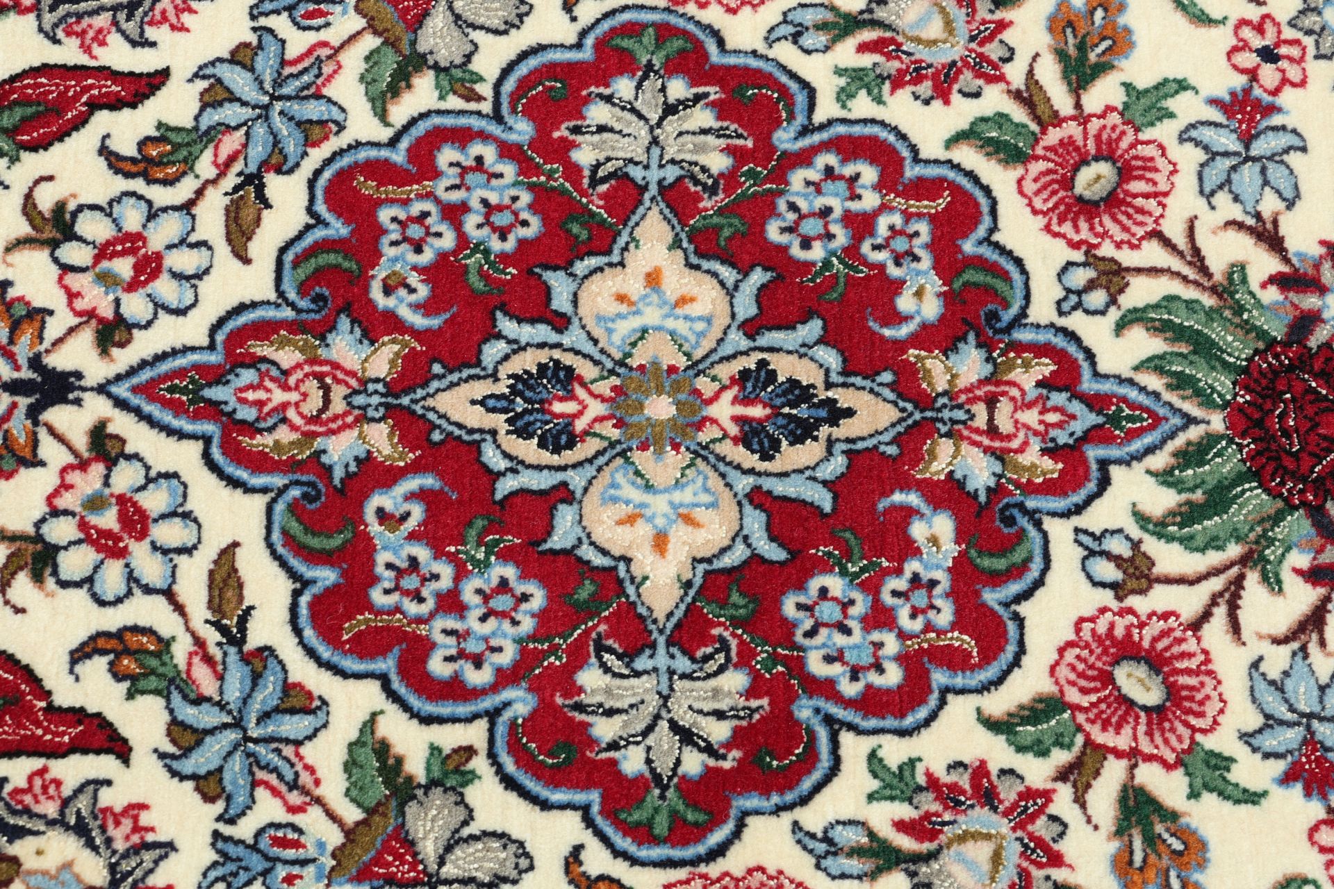 Isfahan Persian Rug 83 × 117 cm in Wool & Silk, hand-knotted - Image 8