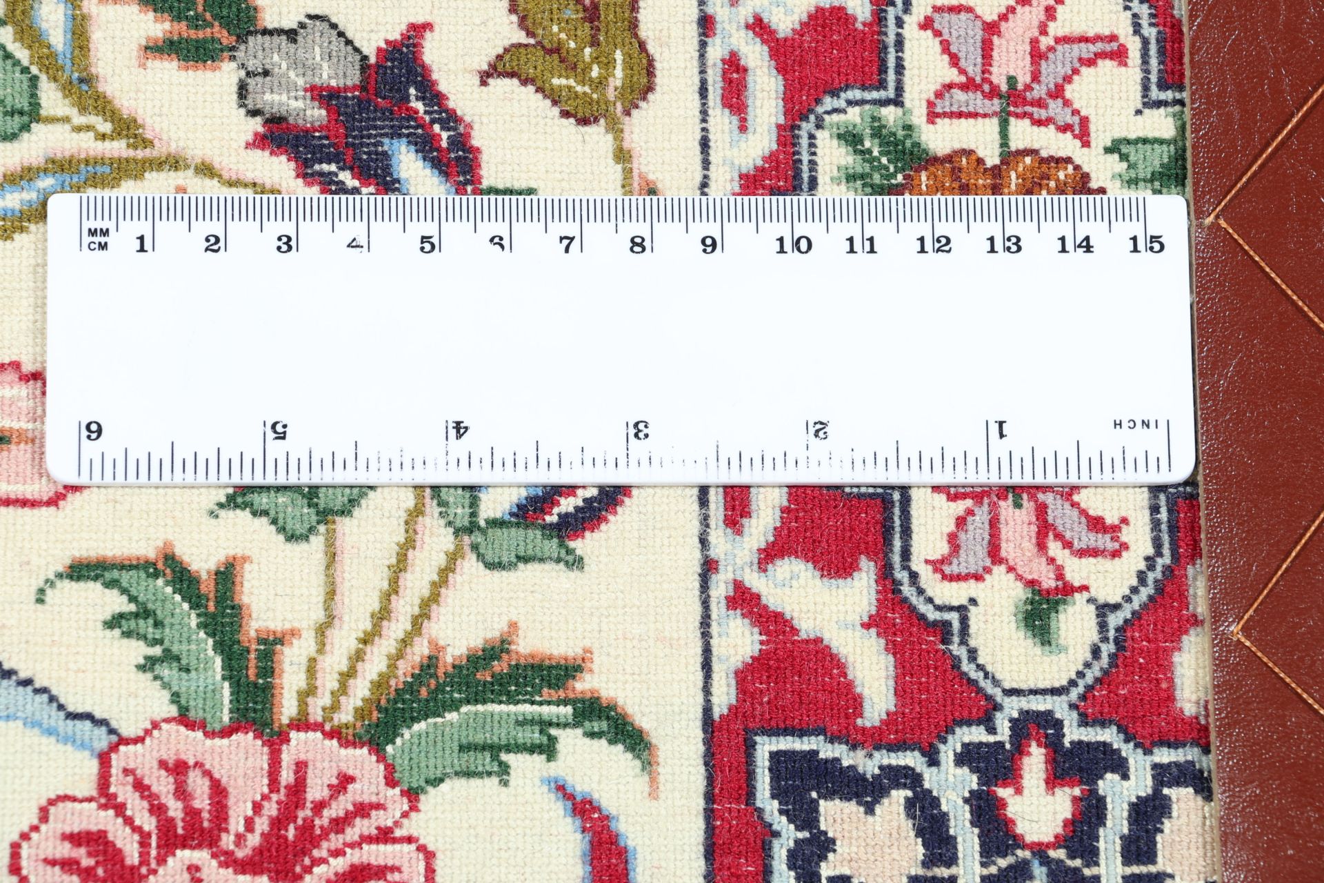 Isfahan Persian Rug 83 × 117 cm in Wool & Silk, hand-knotted - Image 10
