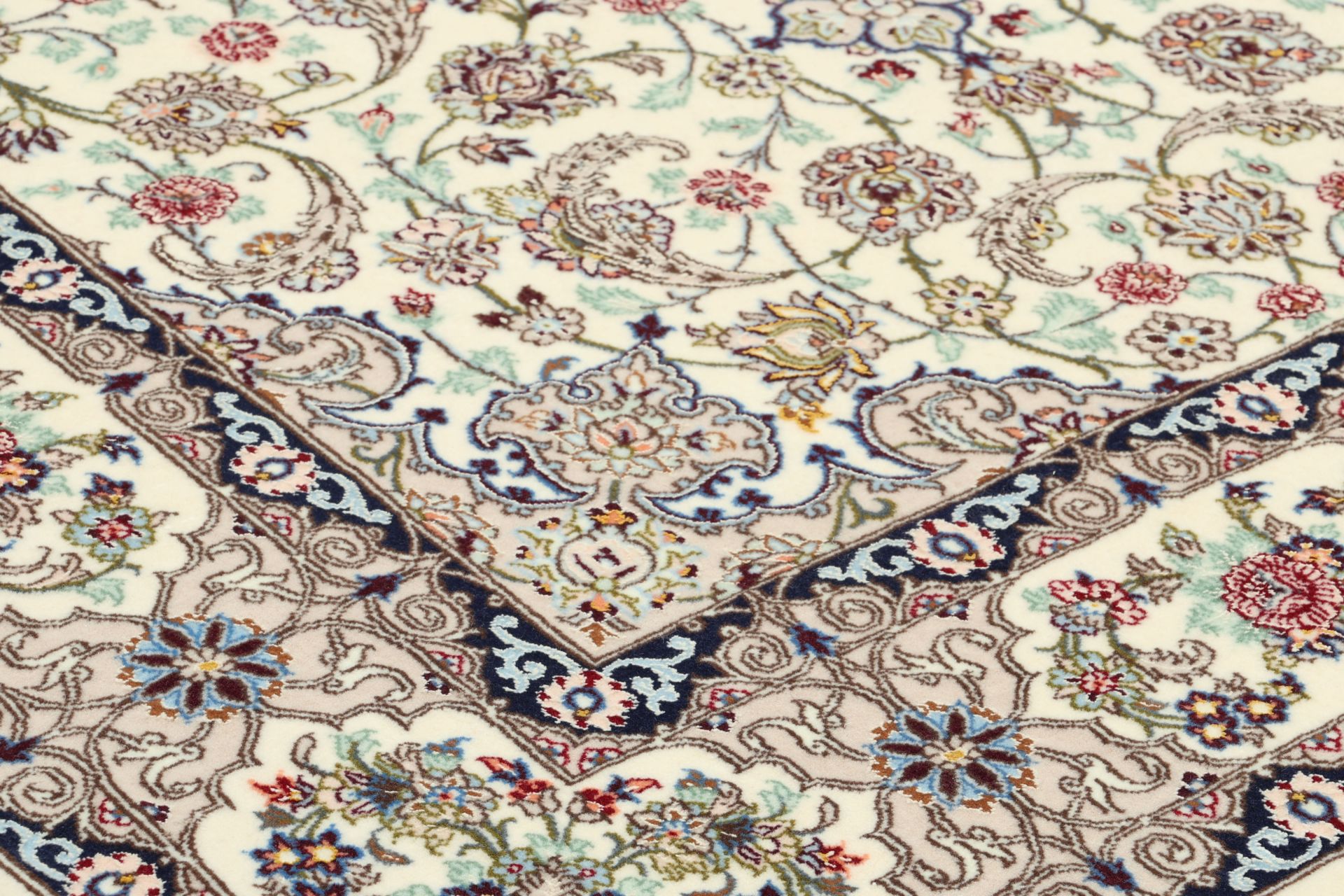 Isfahan Persian Rug 113 × 173 cm in Wool & Silk, hand-knotted - Image 5