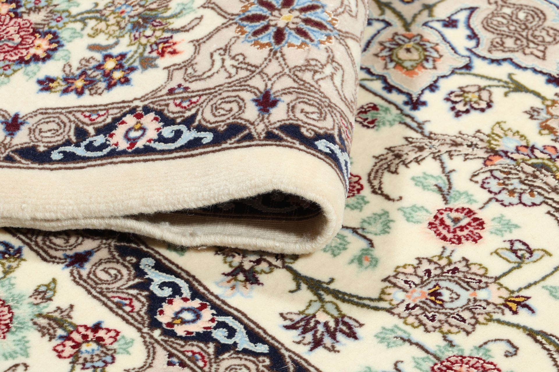 Isfahan Persian Rug 113 × 173 cm in Wool & Silk, hand-knotted - Image 9
