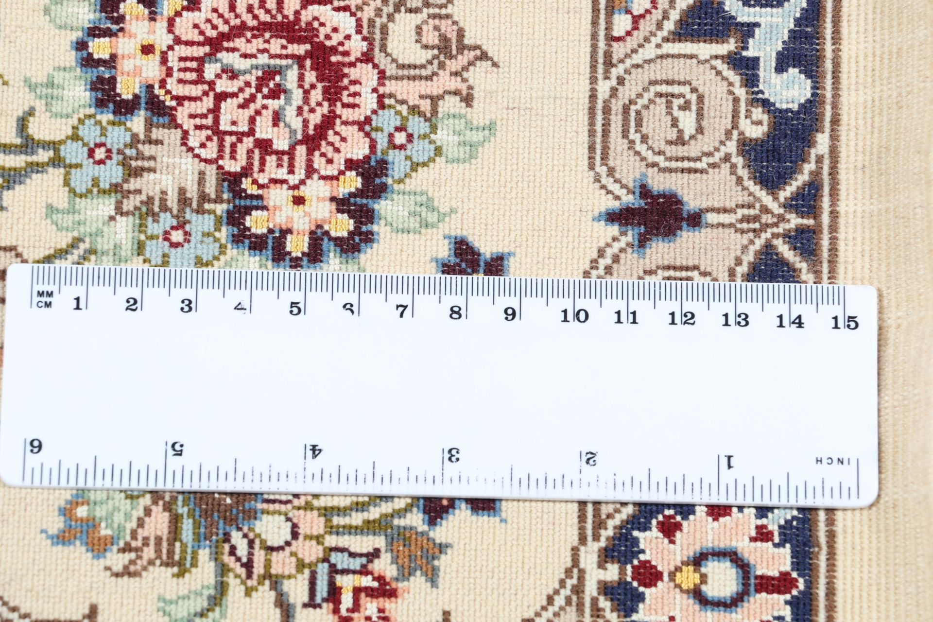 Isfahan Persian Rug 113 × 173 cm in Wool & Silk, hand-knotted - Image 10