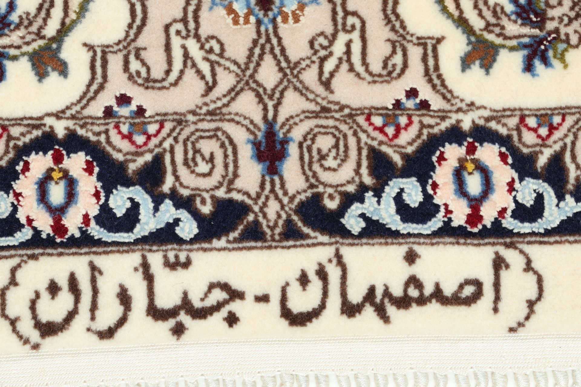 Isfahan Persian Rug 113 × 173 cm in Wool & Silk, hand-knotted - Image 11