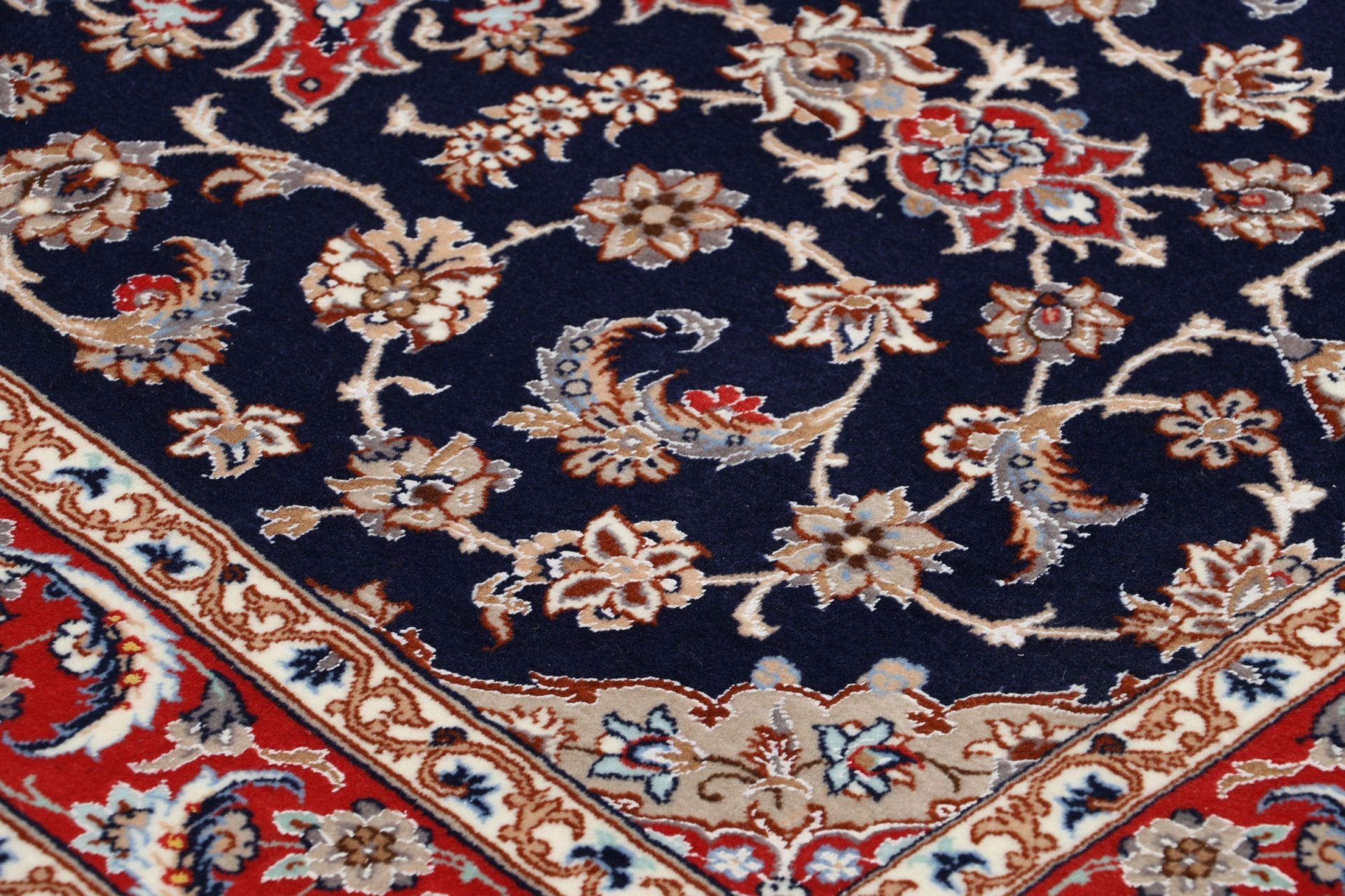 Isfahan Persian Rug 85 × 217 cm in Wool & Silk, hand-knotted - Image 6
