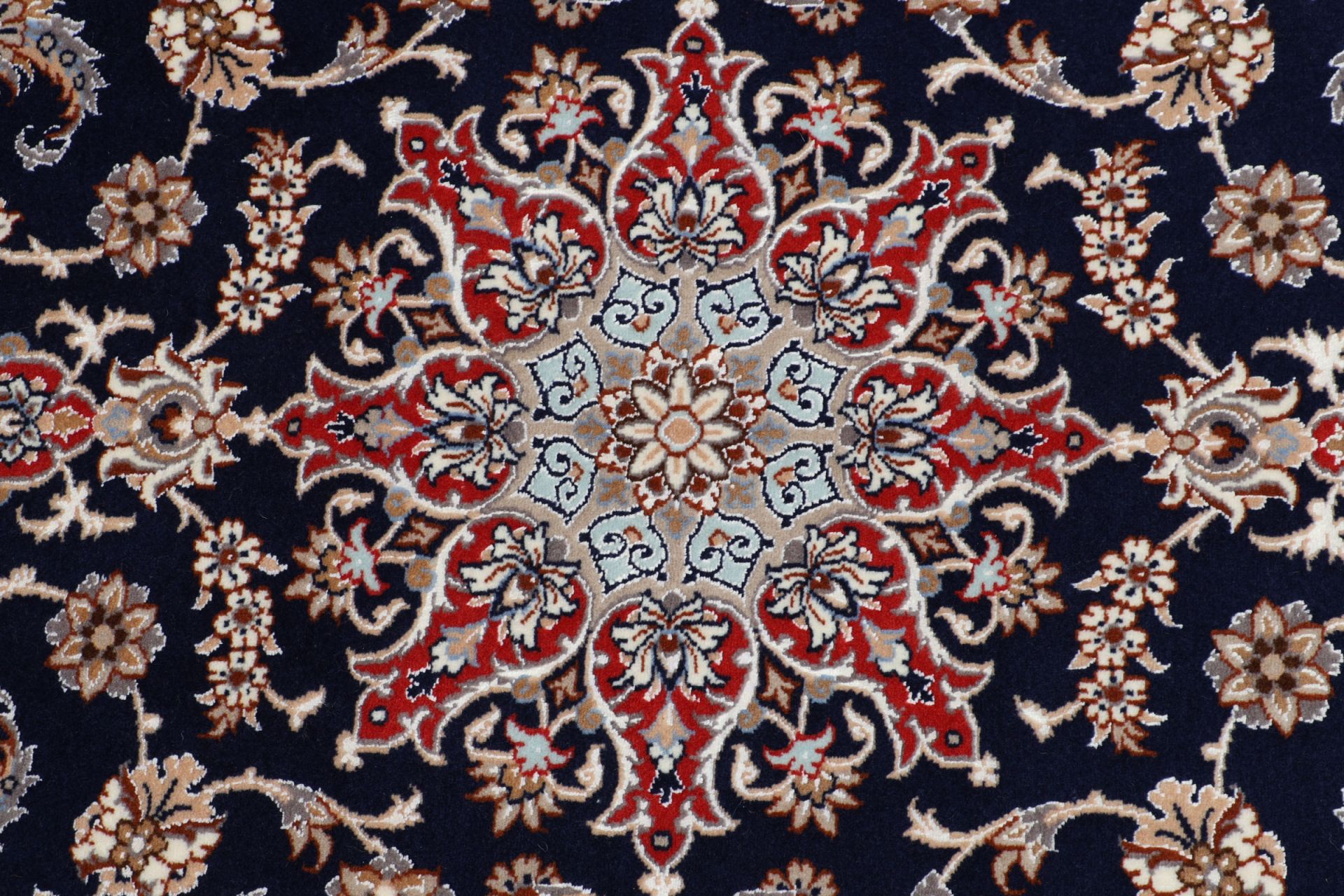 Isfahan Persian Rug 85 × 217 cm in Wool & Silk, hand-knotted - Image 9