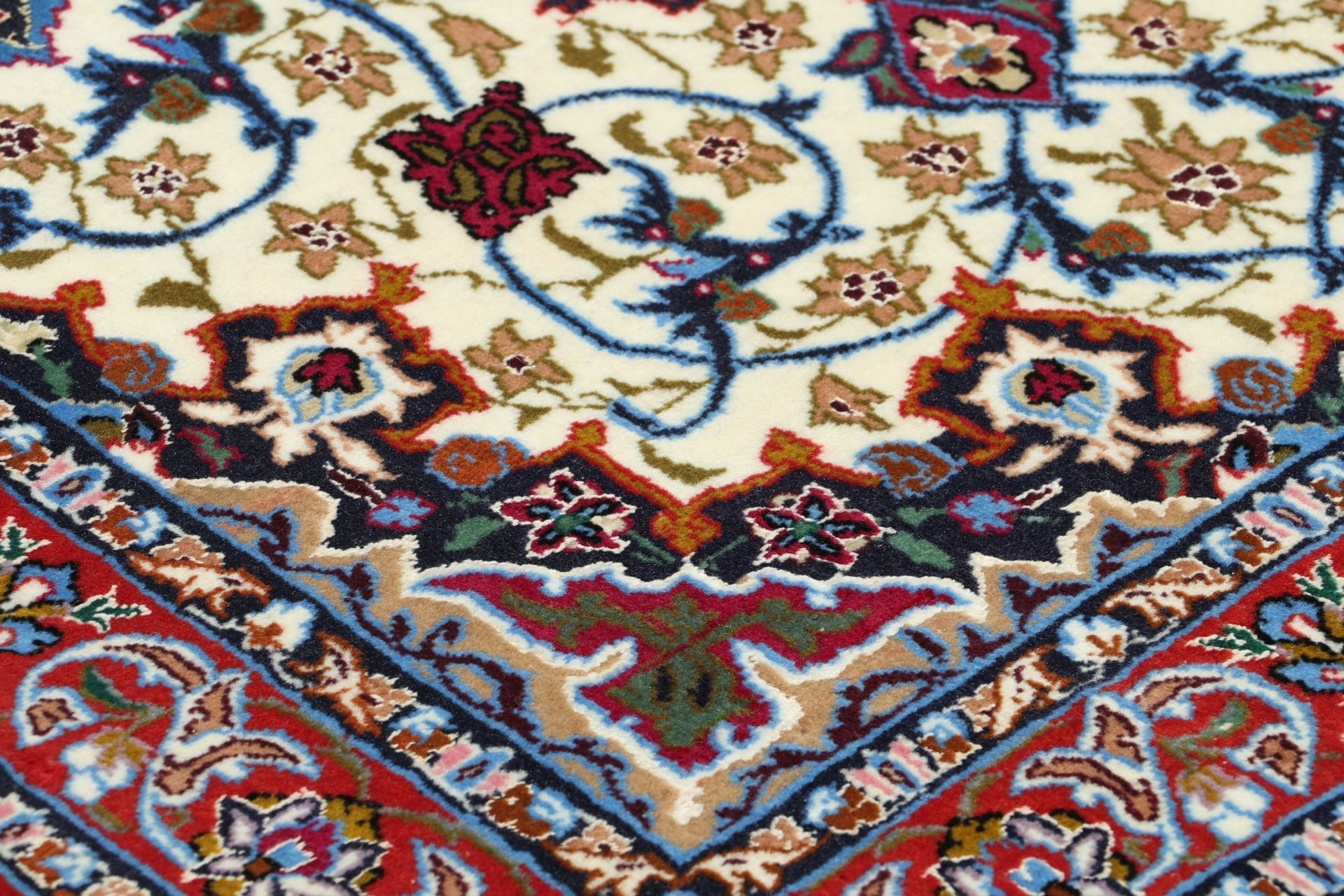 Isfahan Persian Rug 70 × 98 cm in Wool & Silk, hand-knotted - Image 5