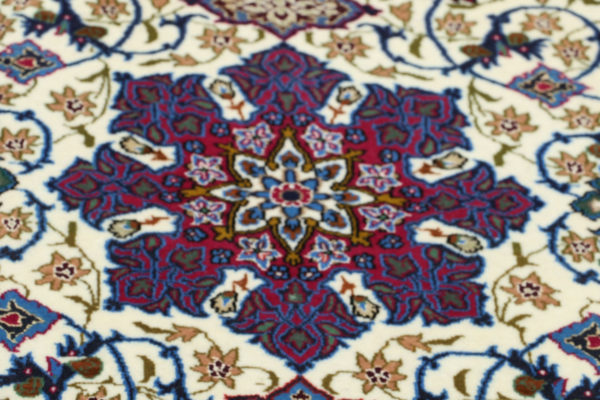 Isfahan Persian Rug 70 × 98 cm in Wool & Silk, hand-knotted - Image 8