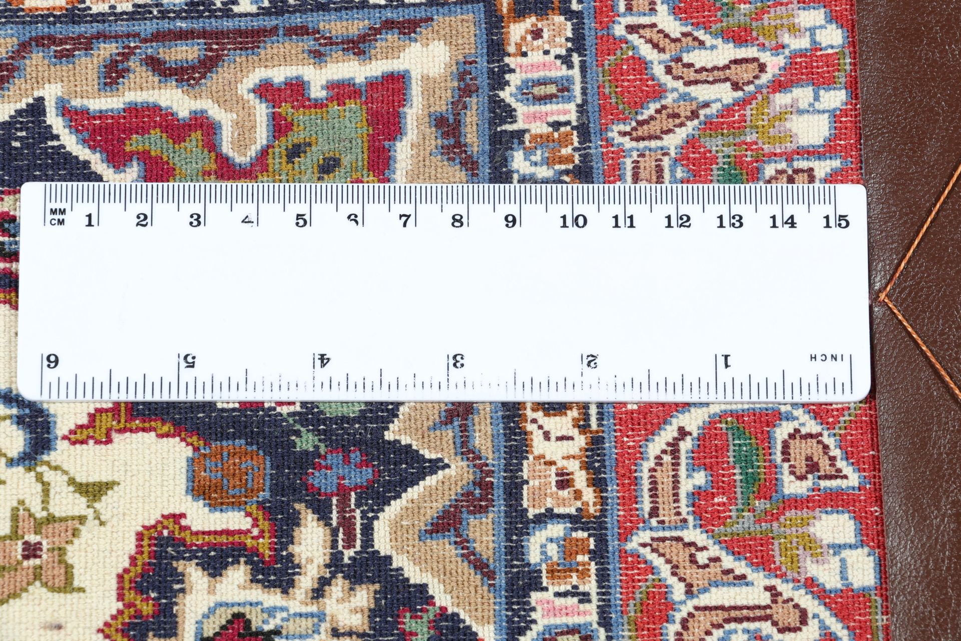 Isfahan Persian Rug 70 × 98 cm in Wool & Silk, hand-knotted - Image 10