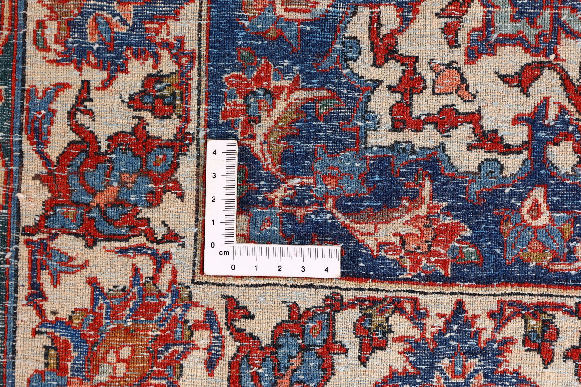 Isfahan Persian Rug 309 × 405 cm in Wool, hand-knotted - Image 9
