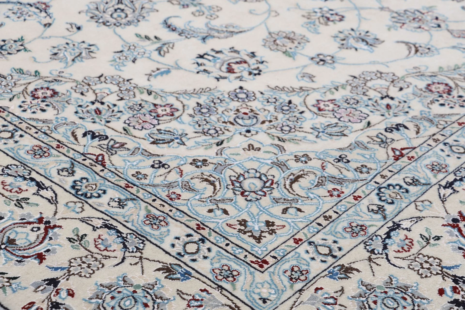 Nain Persian Rug 240 × 350 cm in Wool & Silk, hand-knotted - Image 5