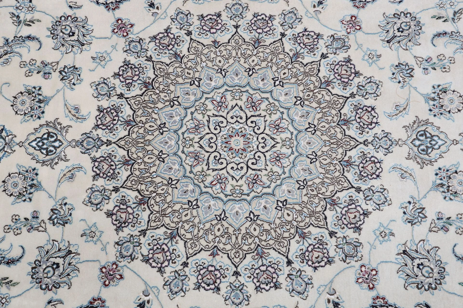 Nain Persian Rug 240 × 350 cm in Wool & Silk, hand-knotted - Image 9