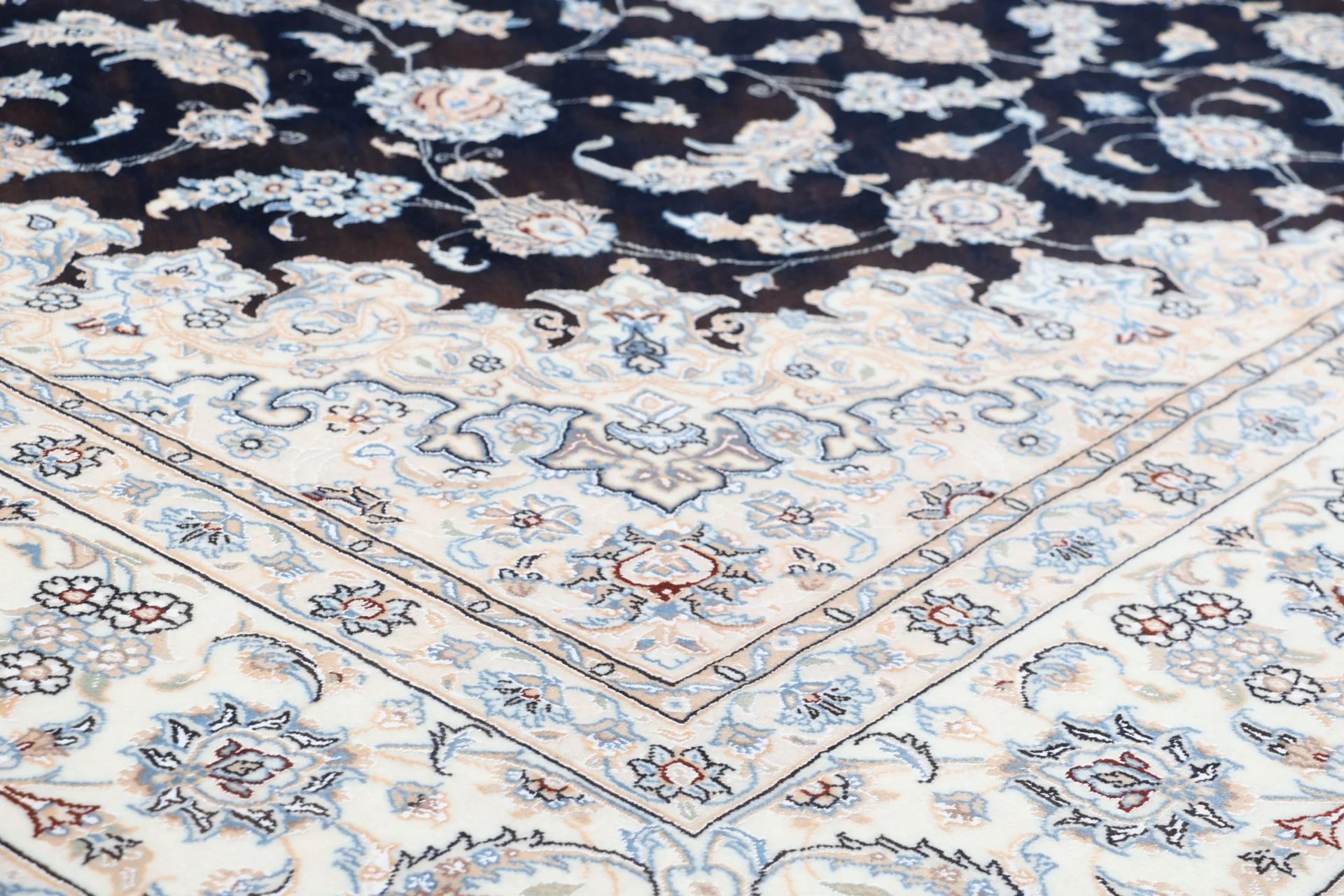 Nain Persian Rug 250 × 350 cm in Wool & Silk, hand-knotted - Image 5