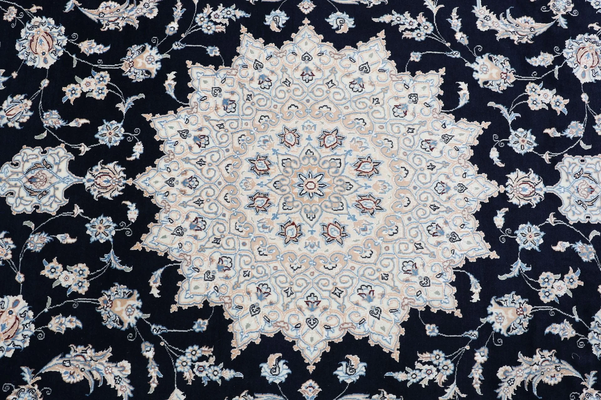 Nain Persian Rug 250 × 350 cm in Wool & Silk, hand-knotted - Image 9