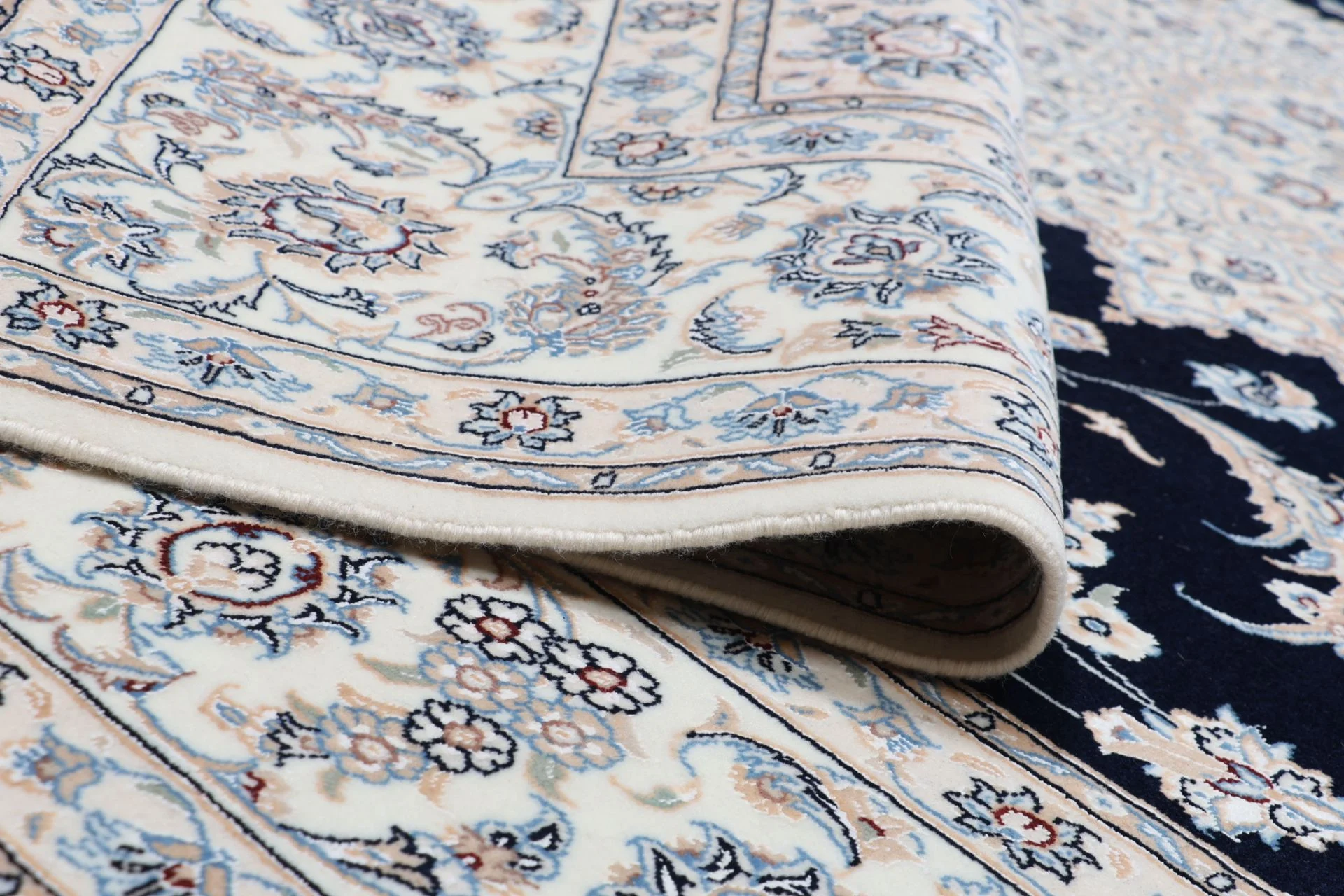 Nain Persian Rug 250 × 350 cm in Wool & Silk, hand-knotted - Image 10