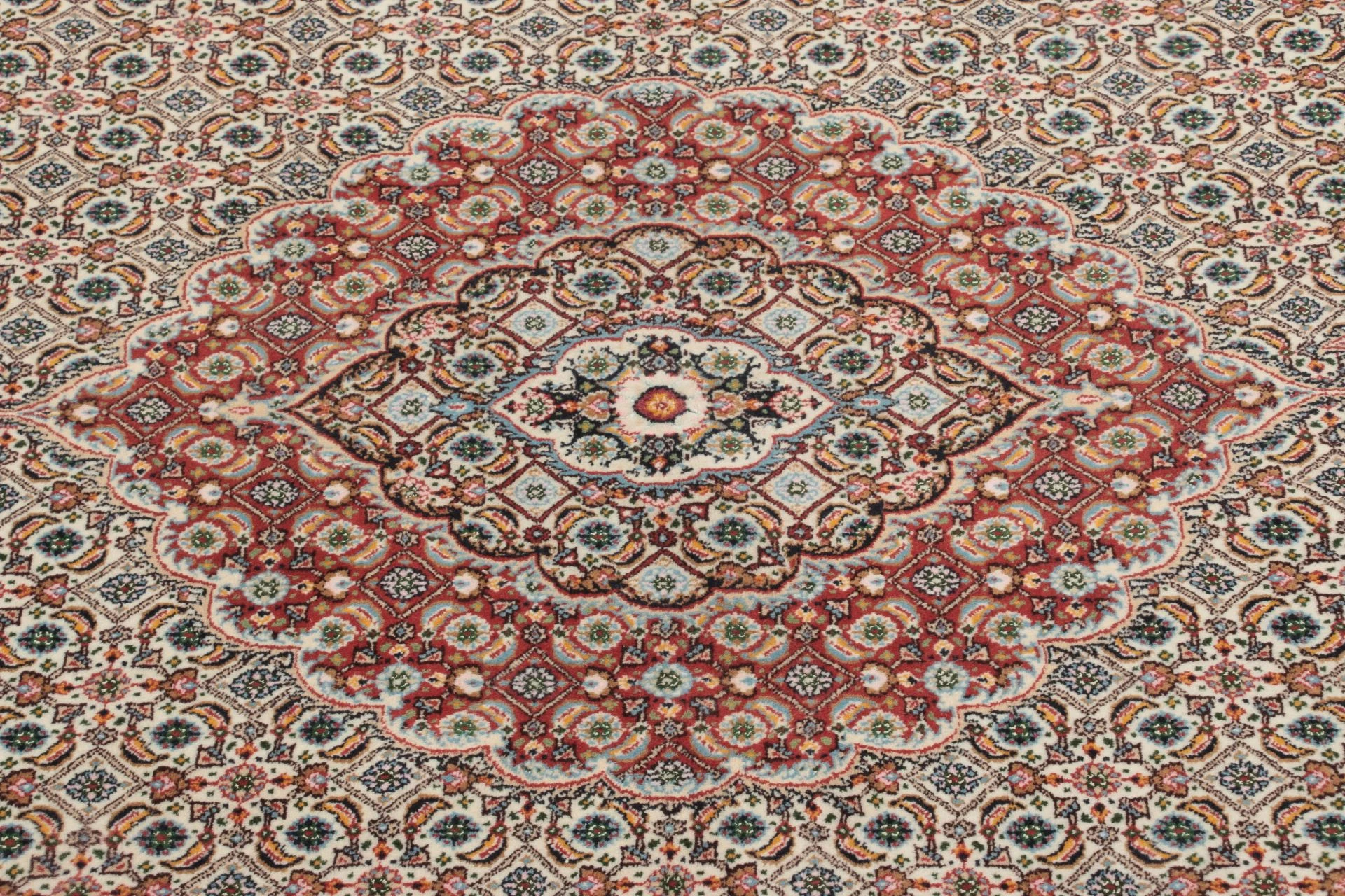 Moud Persian Rug 168 × 240 cm in Wool & Silk, hand-knotted - Image 3