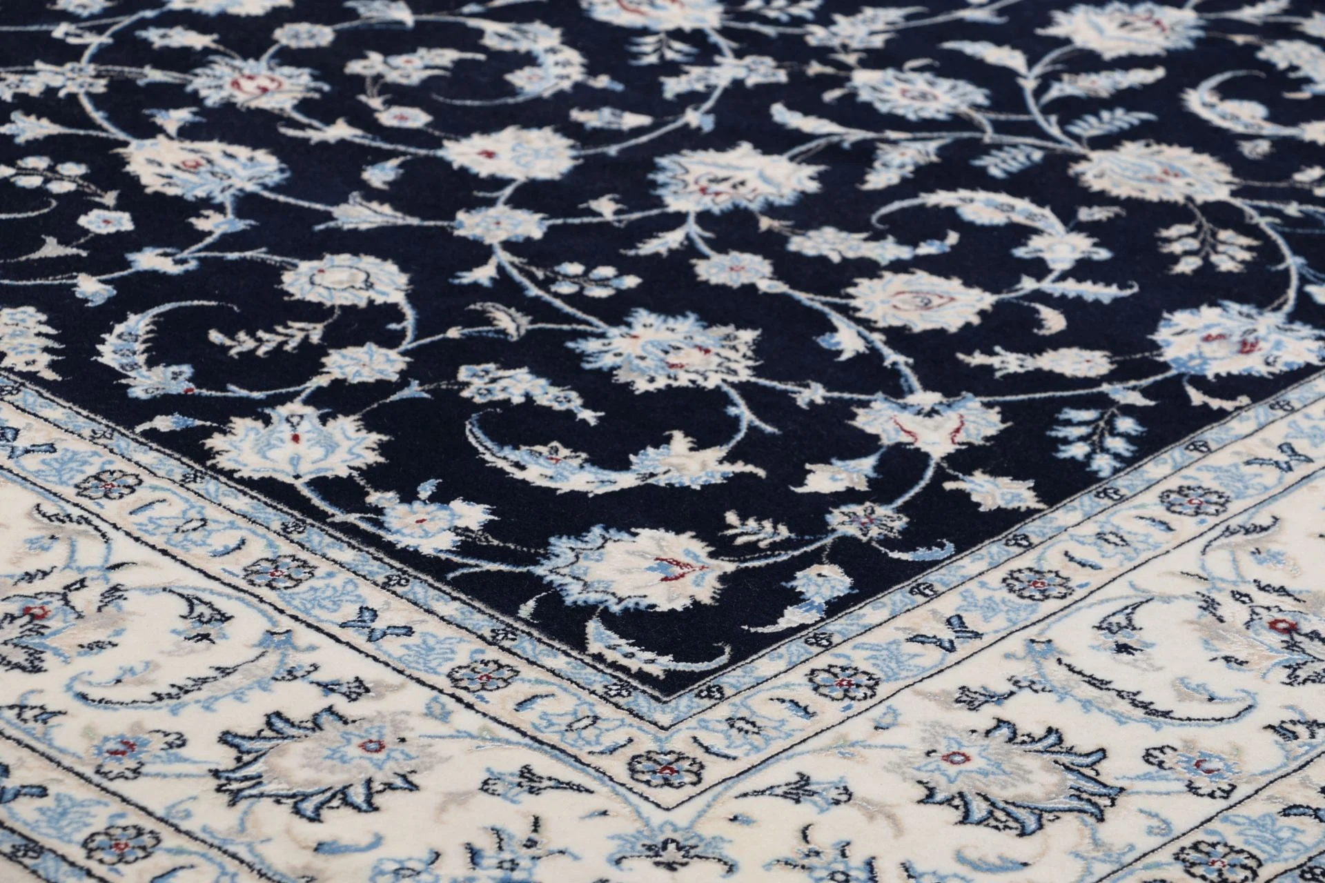 Wool & Silk Nain Persian Rug 224 × 270 cm, hand-knotted - Image 7