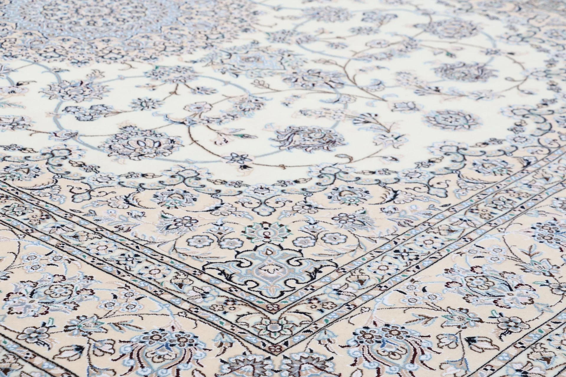 Wool & Silk Nain Persian Rug 248 × 357 cm, hand-knotted - Image 5