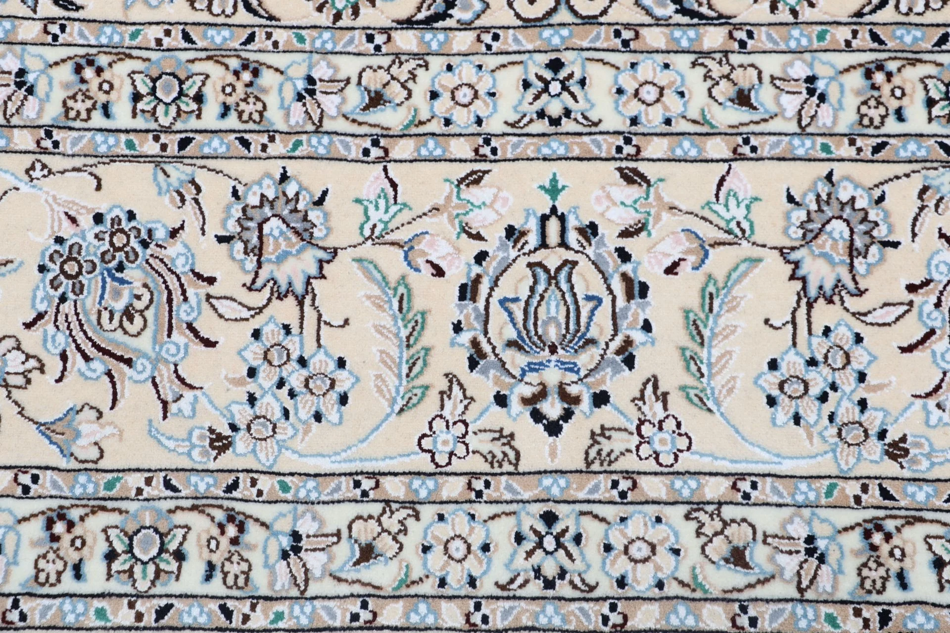 Wool & Silk Nain Persian Rug 248 × 357 cm, hand-knotted - Image 8