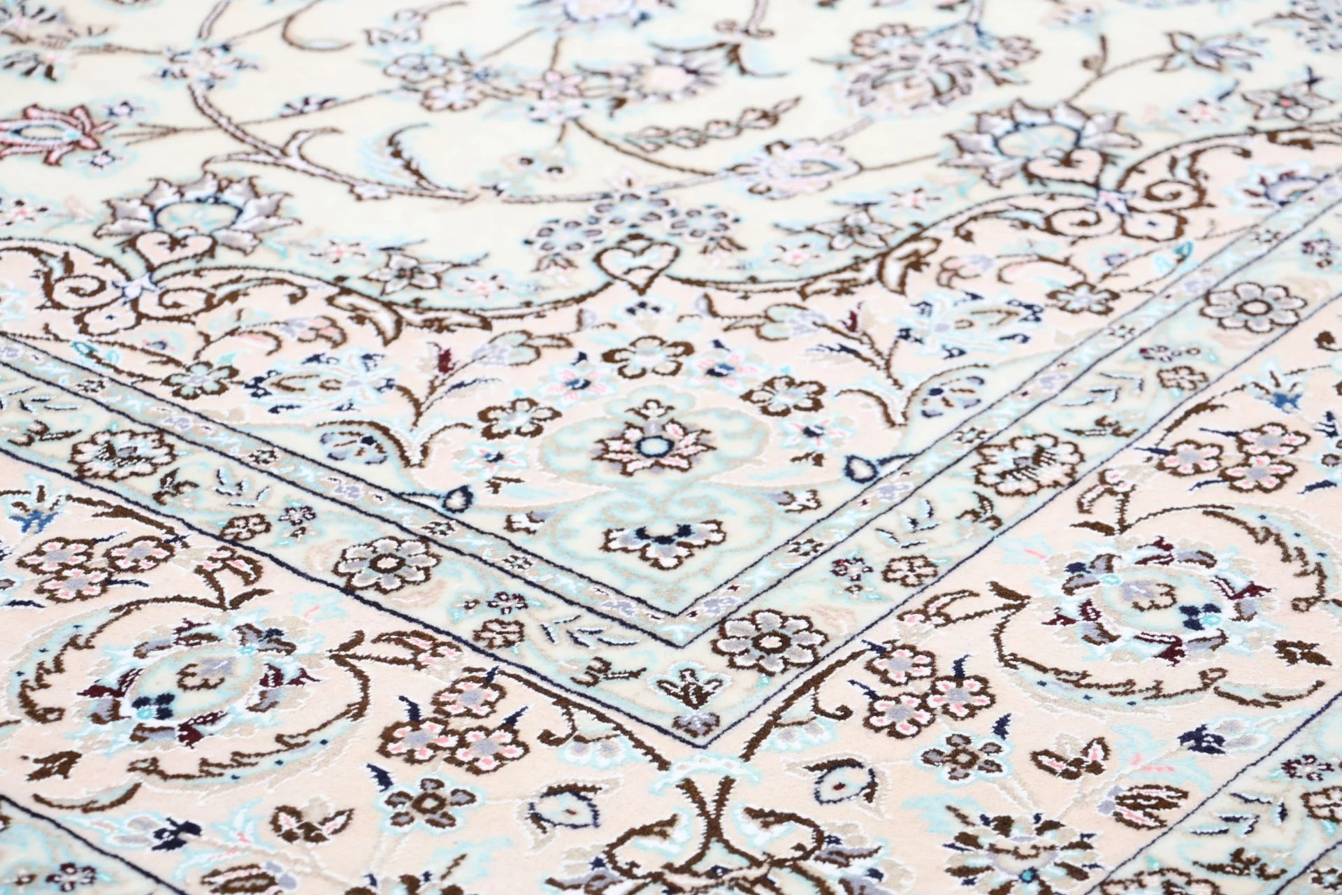 Wool & Silk Nain Persian Rug 202 × 310 cm, hand-knotted - Image 5