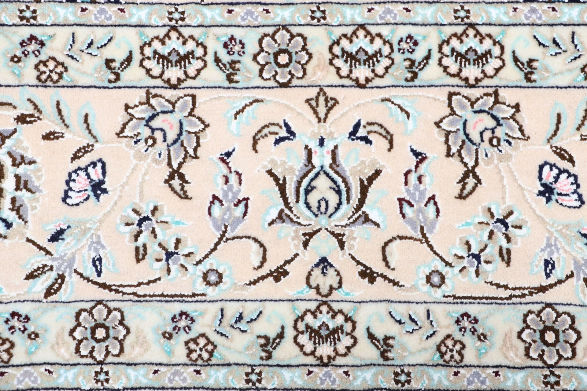 Wool & Silk Nain Persian Rug 202 × 310 cm, hand-knotted - Image 8