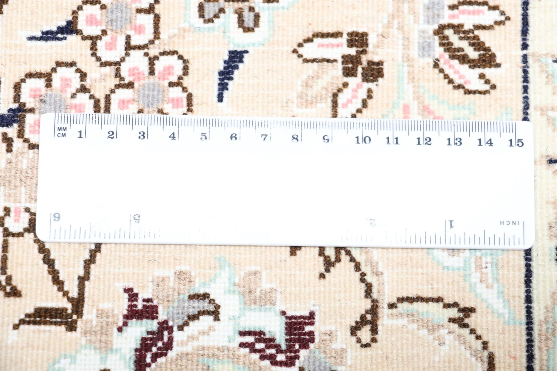 Wool & Silk Nain Persian Rug 202 × 310 cm, hand-knotted - Image 10