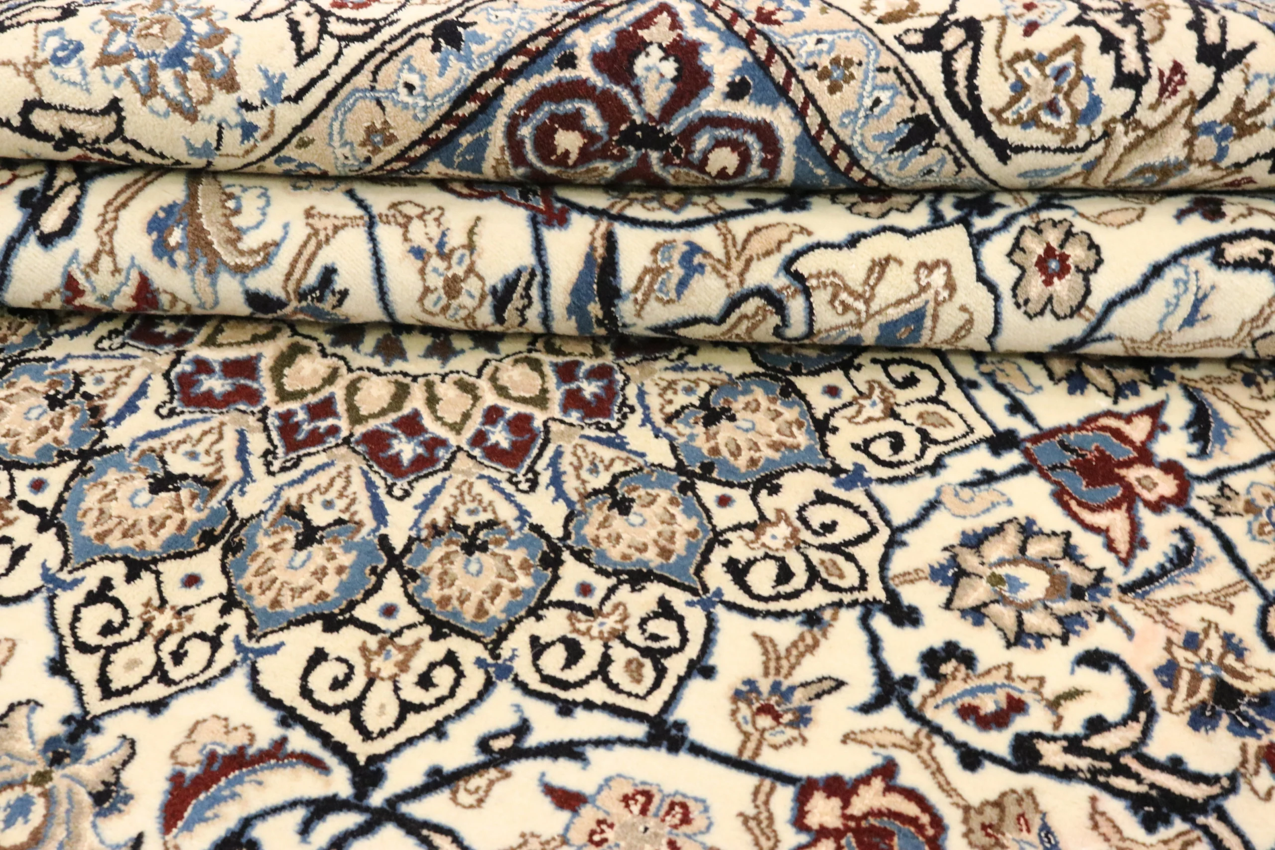 Alternative view of Nain Persian Rug 271 × 161 cm in Wool & Silk, hand-knotted