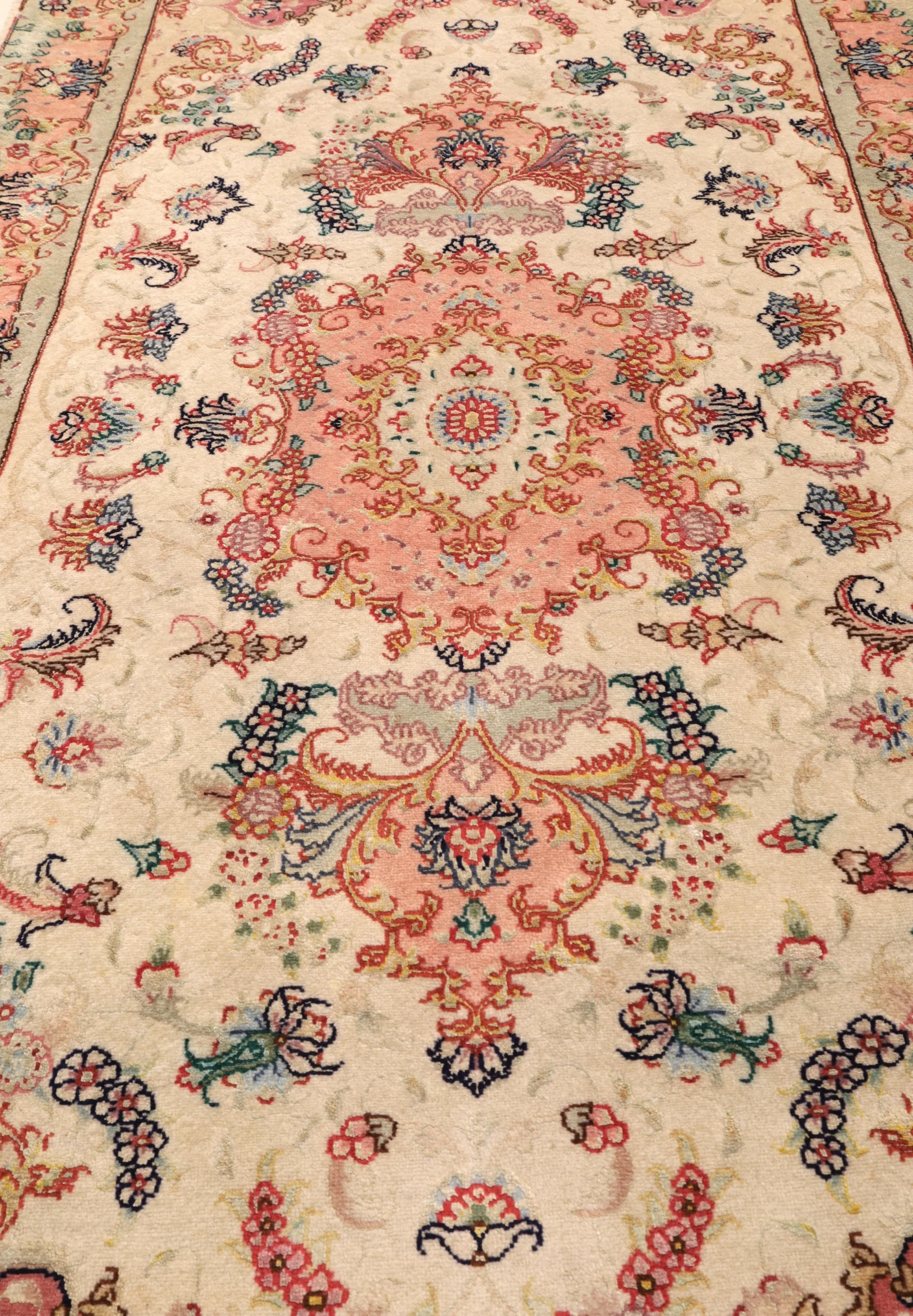 Tabriz Persian Rug 680 × 85 cm in Wool & Silk, hand-knotted - Image 7