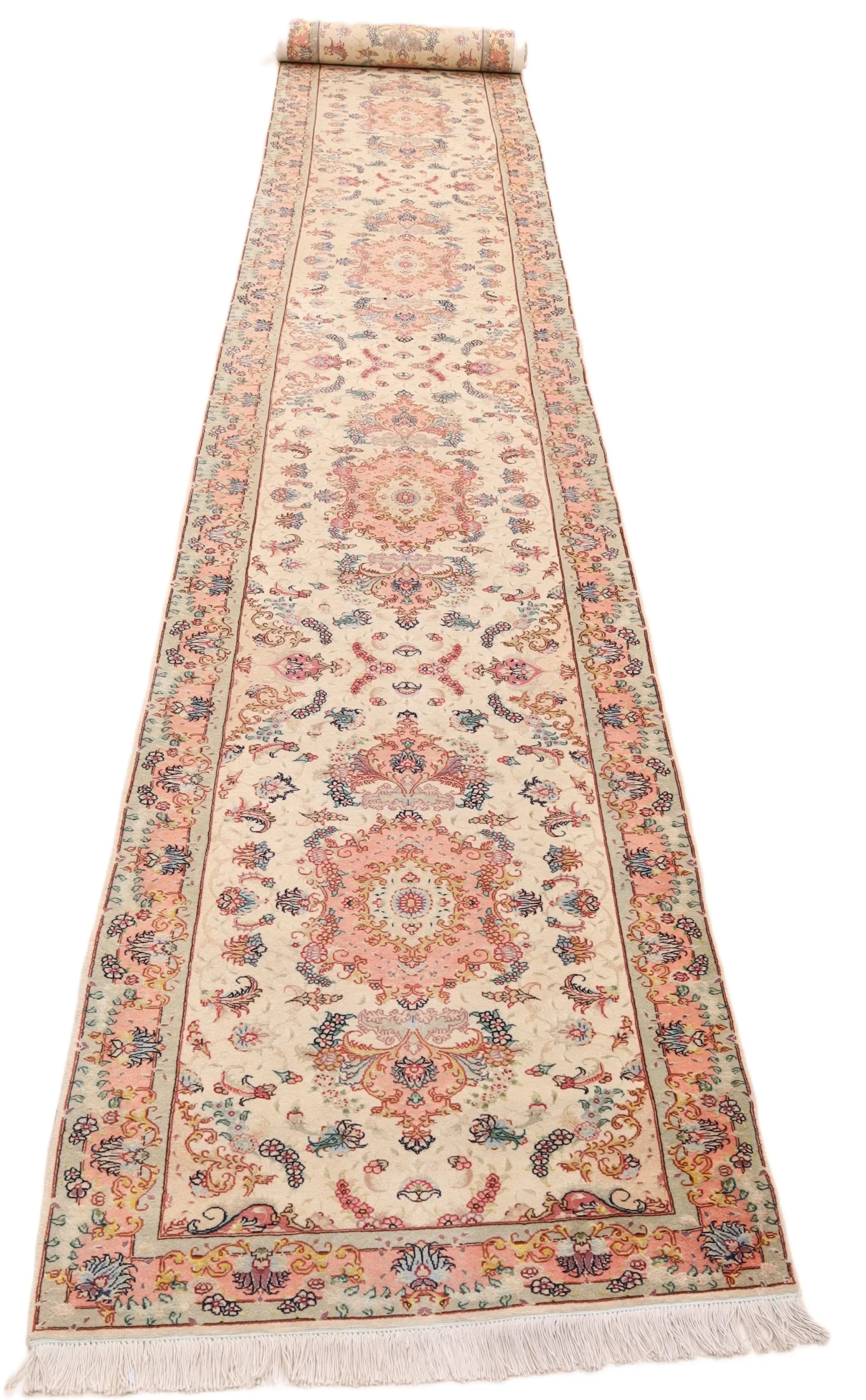 Tabriz Persian Rug 680 × 85 cm in Wool & Silk, hand-knotted - Image 10