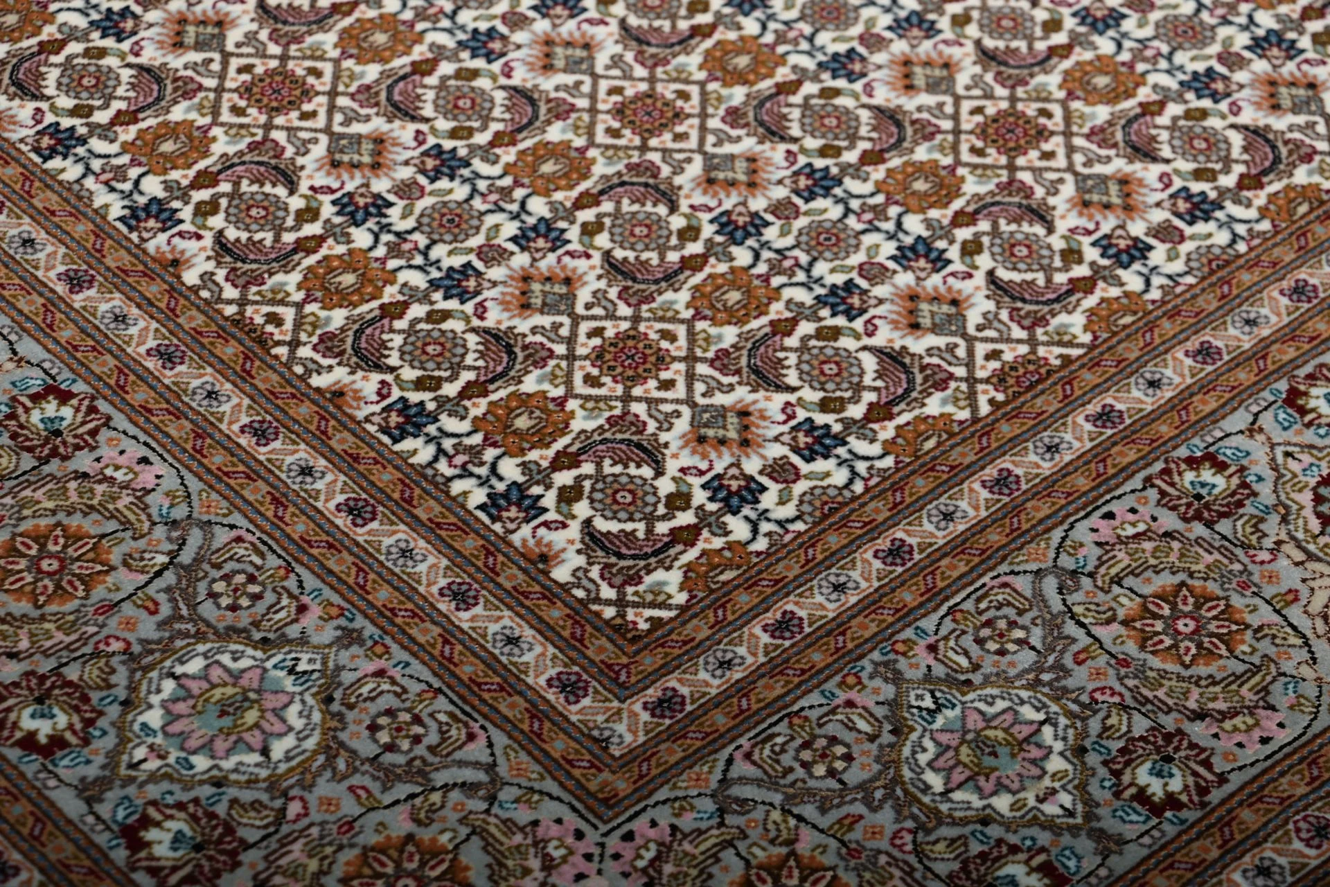 Wool & Silk Tabriz Persian Rug 202 × 246 cm, hand-knotted - Image 5