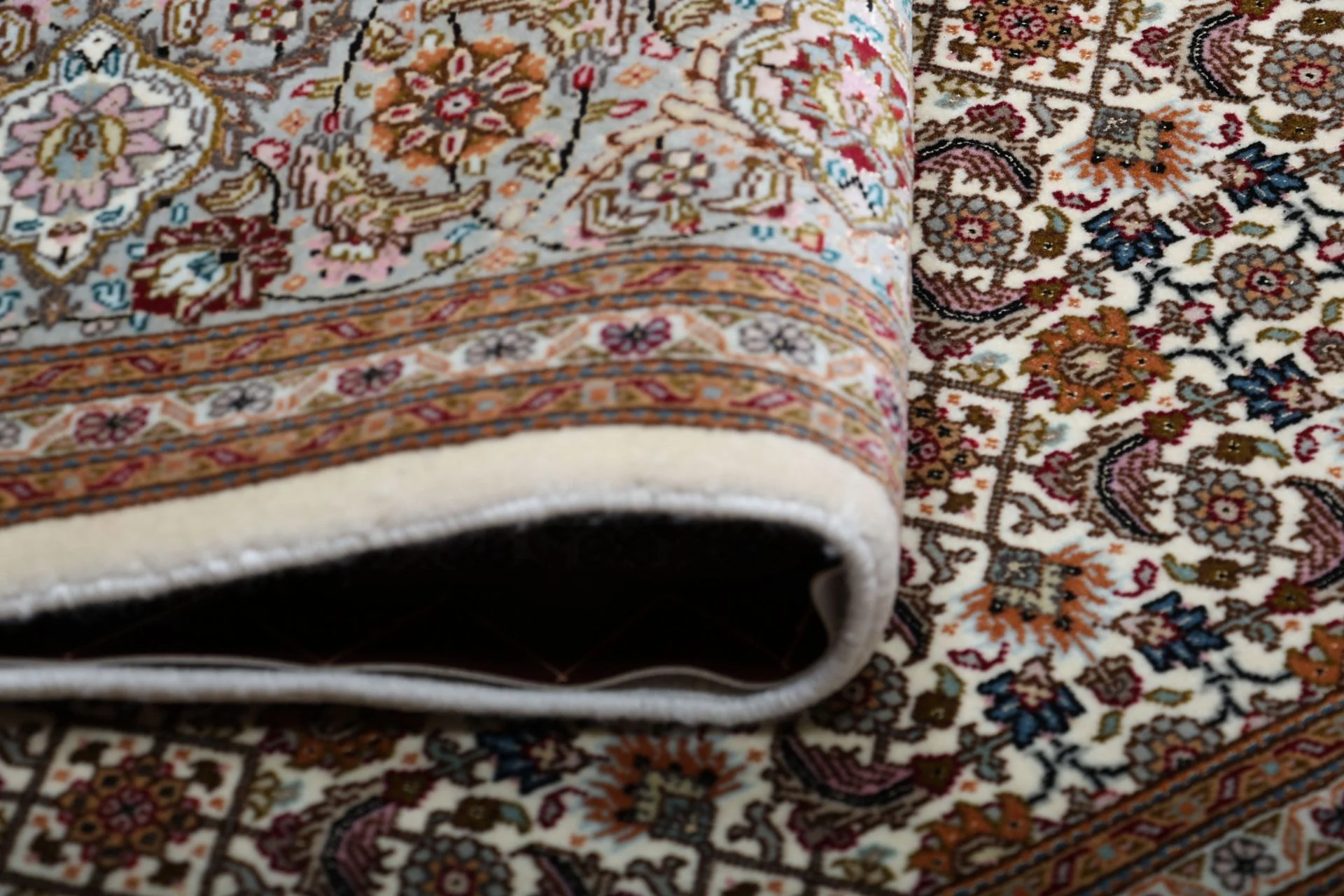 Wool & Silk Tabriz Persian Rug 202 × 246 cm, hand-knotted - Image 10