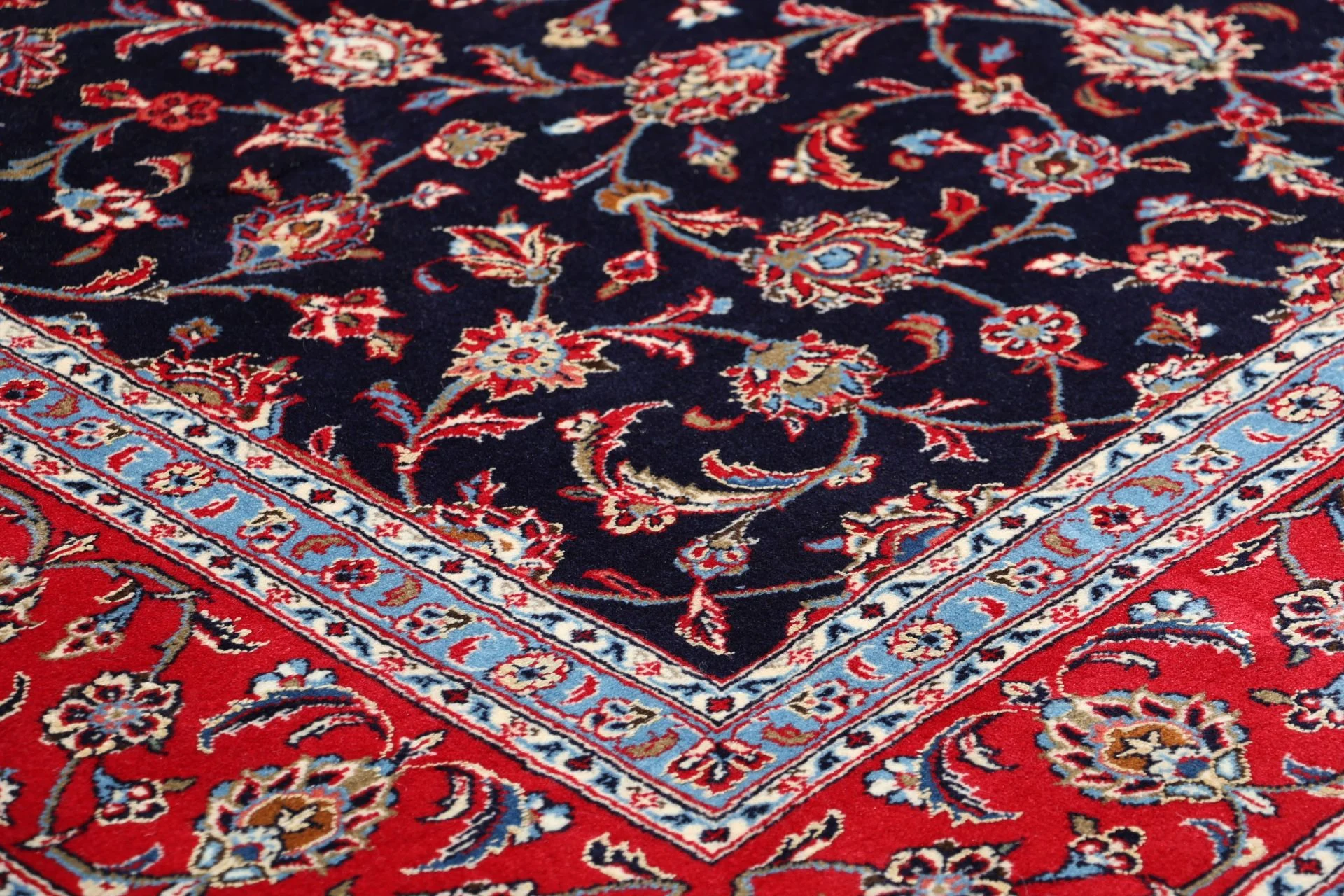 Kashan Persian Rug 197 × 299 cm in Wool & Silk, hand-knotted - Image 5