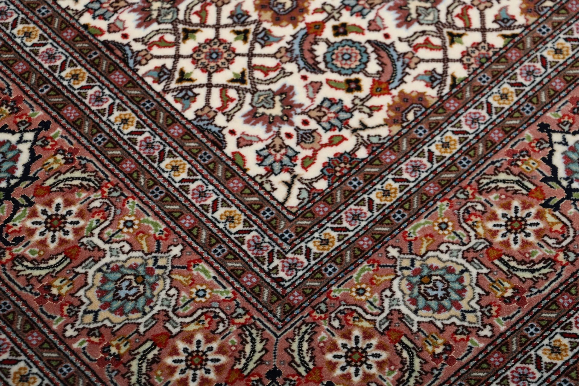Tabriz Persian Rug 166 × 242 cm in Wool & Silk, hand-knotted - Image 5