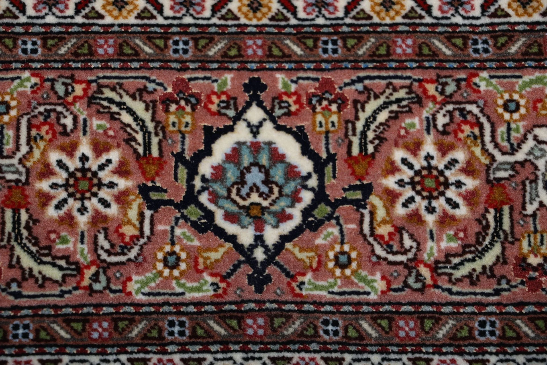 Tabriz Persian Rug 166 × 242 cm in Wool & Silk, hand-knotted - Image 8