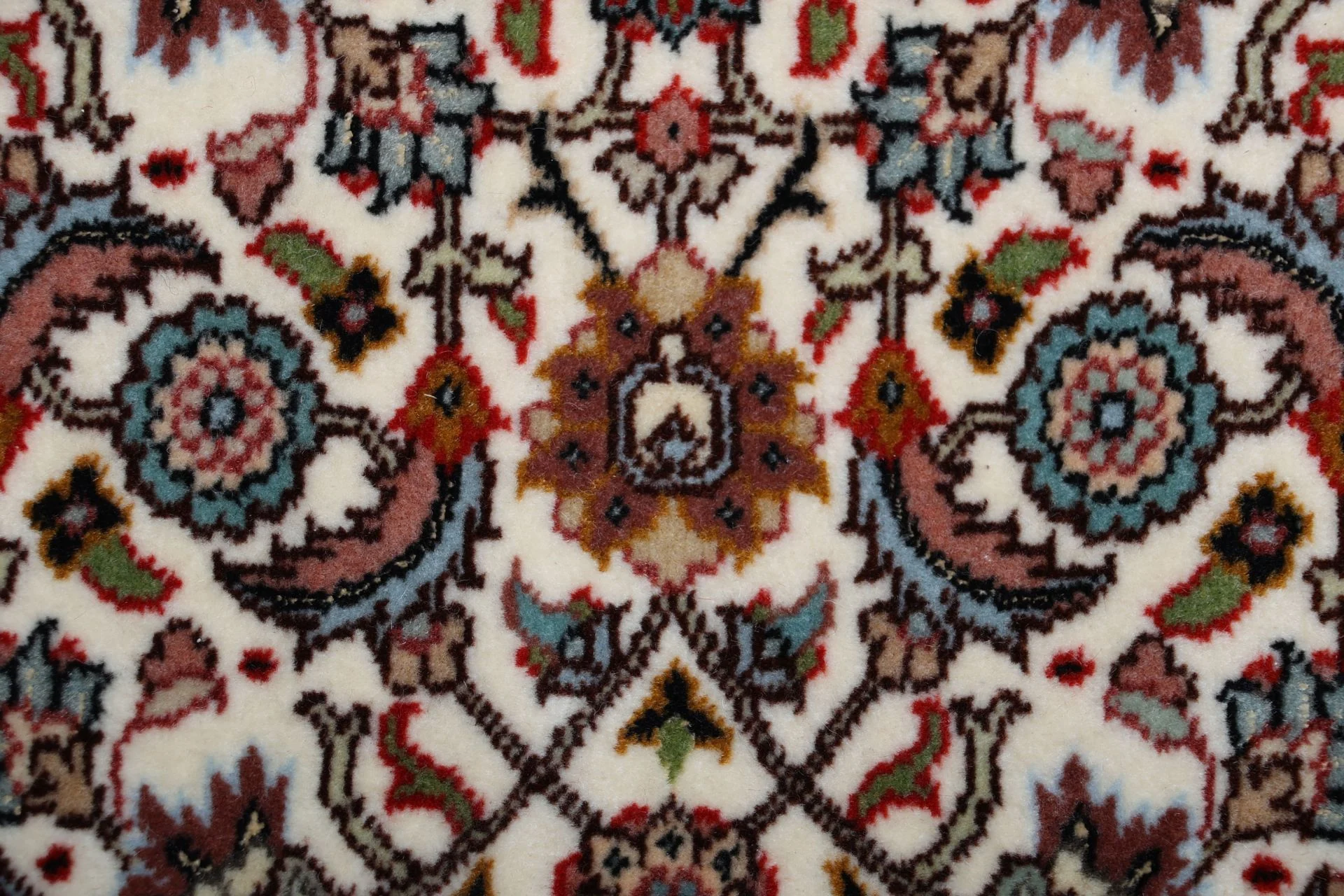 Tabriz Persian Rug 166 × 242 cm in Wool & Silk, hand-knotted - Image 9