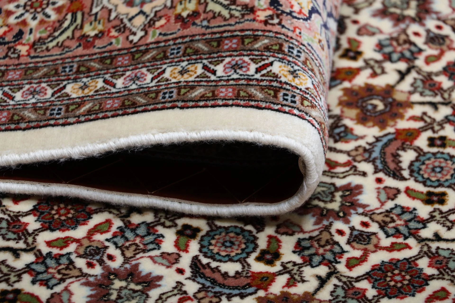 Tabriz Persian Rug 166 × 242 cm in Wool & Silk, hand-knotted - Image 10