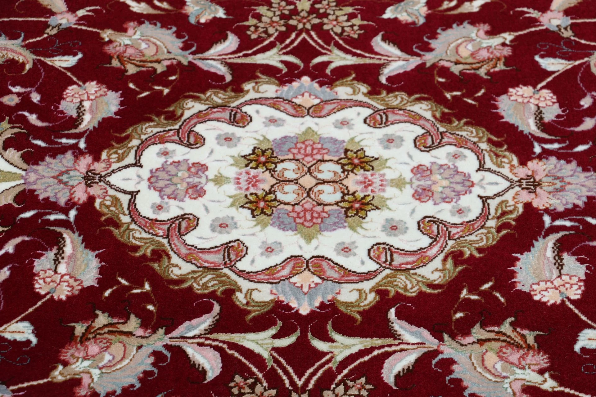 Tabriz Persian Rug 82 × 328 cm in Wool & Silk, hand-knotted - Image 9
