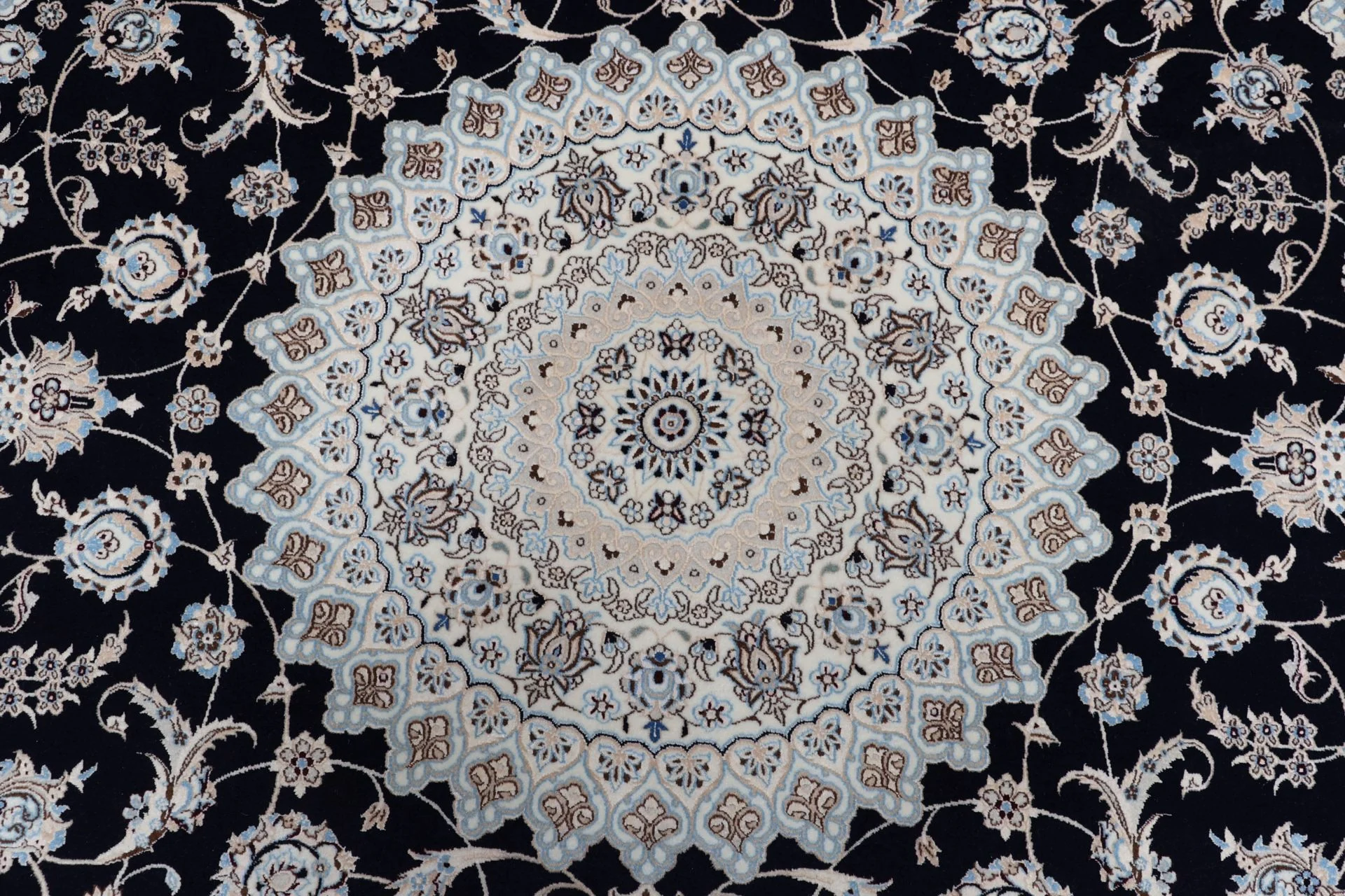 Hand-Knotted Nain Persian Rug, 205 × 260 cm, Wool & Silk - Image 9