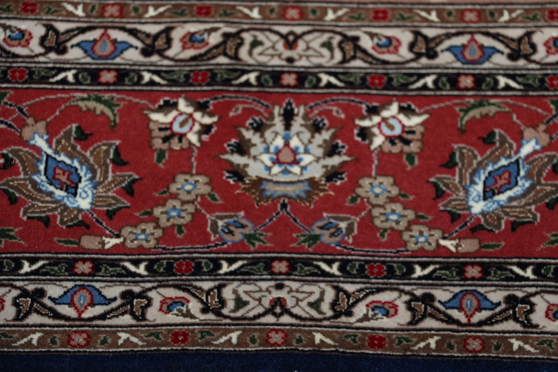 Tabriz Persian Rug 200 × 248 cm in Wool & Silk, hand-knotted - Image 7