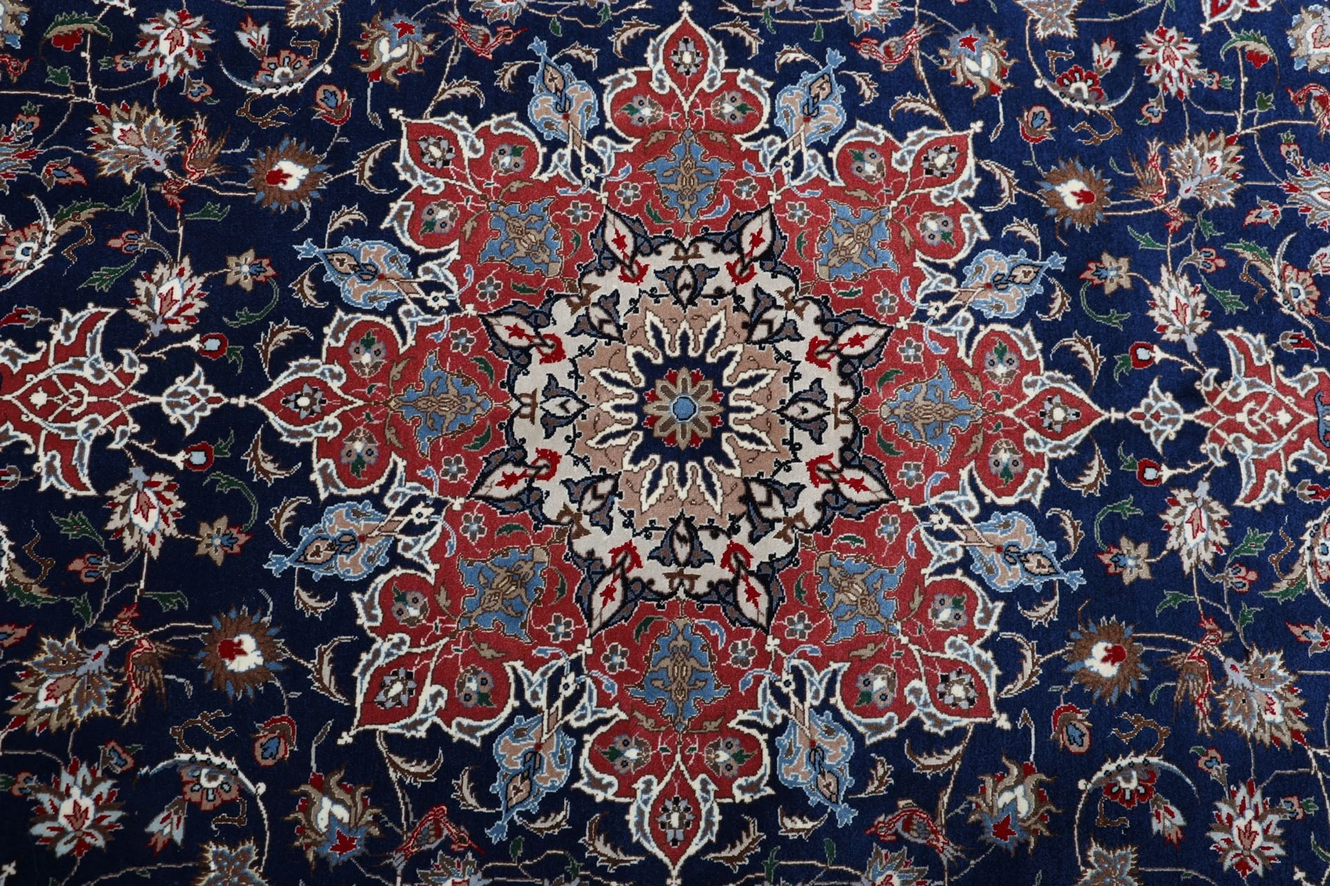 Tabriz Persian Rug 200 × 248 cm in Wool & Silk, hand-knotted - Image 9