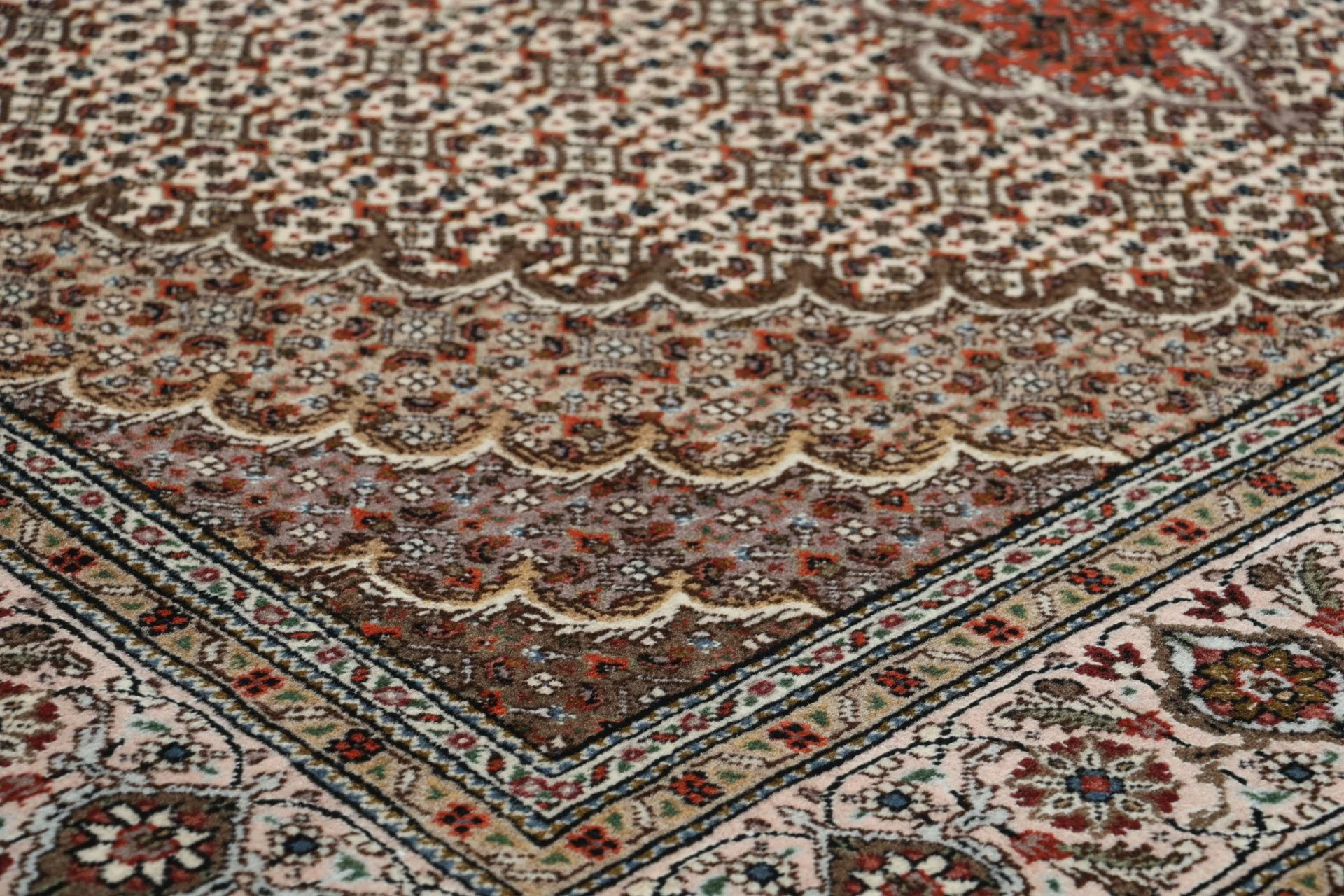 Wool & Silk Tabriz Persian Rug 170 × 242 cm, hand-knotted - Image 5