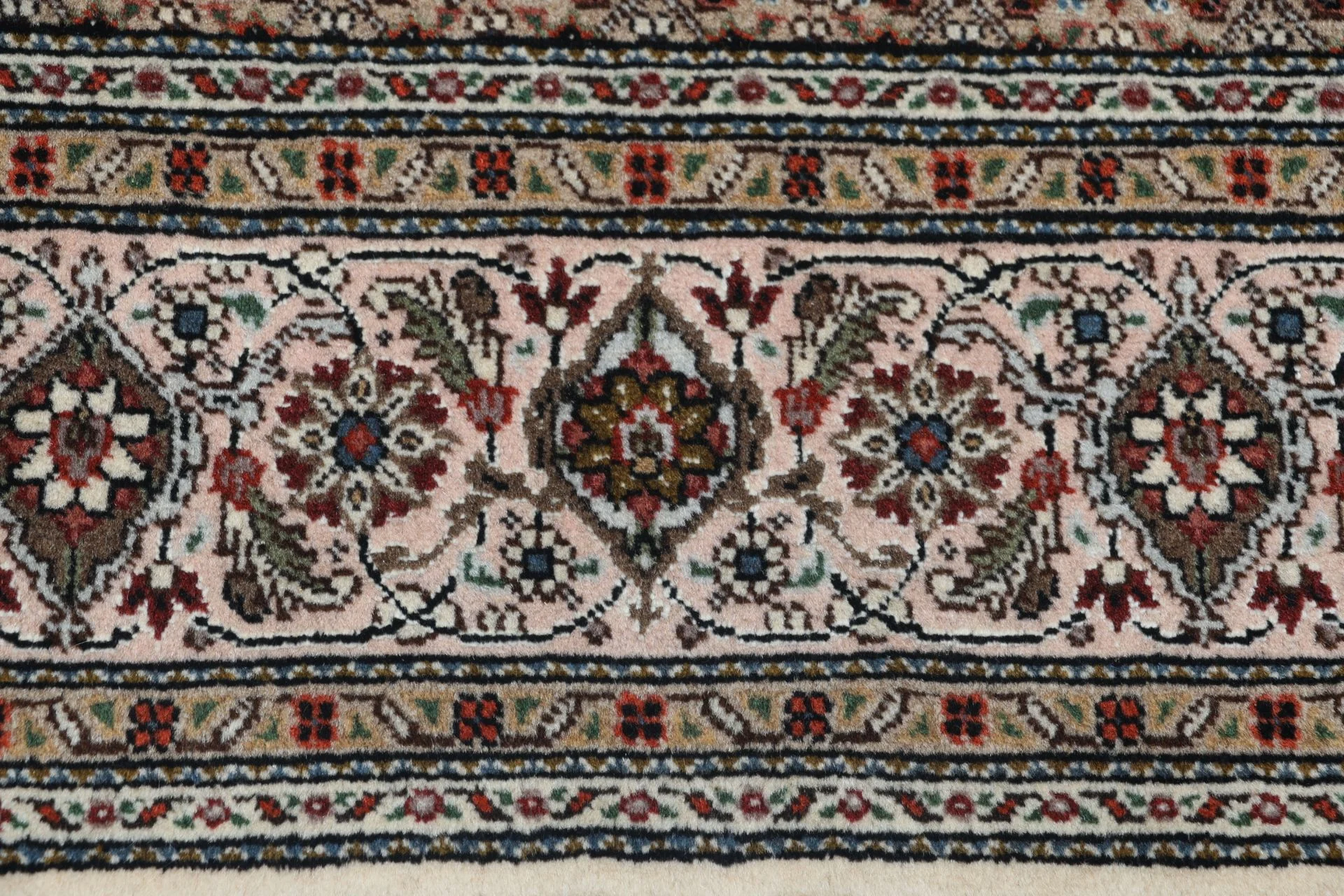 Wool & Silk Tabriz Persian Rug 170 × 242 cm, hand-knotted - Image 8