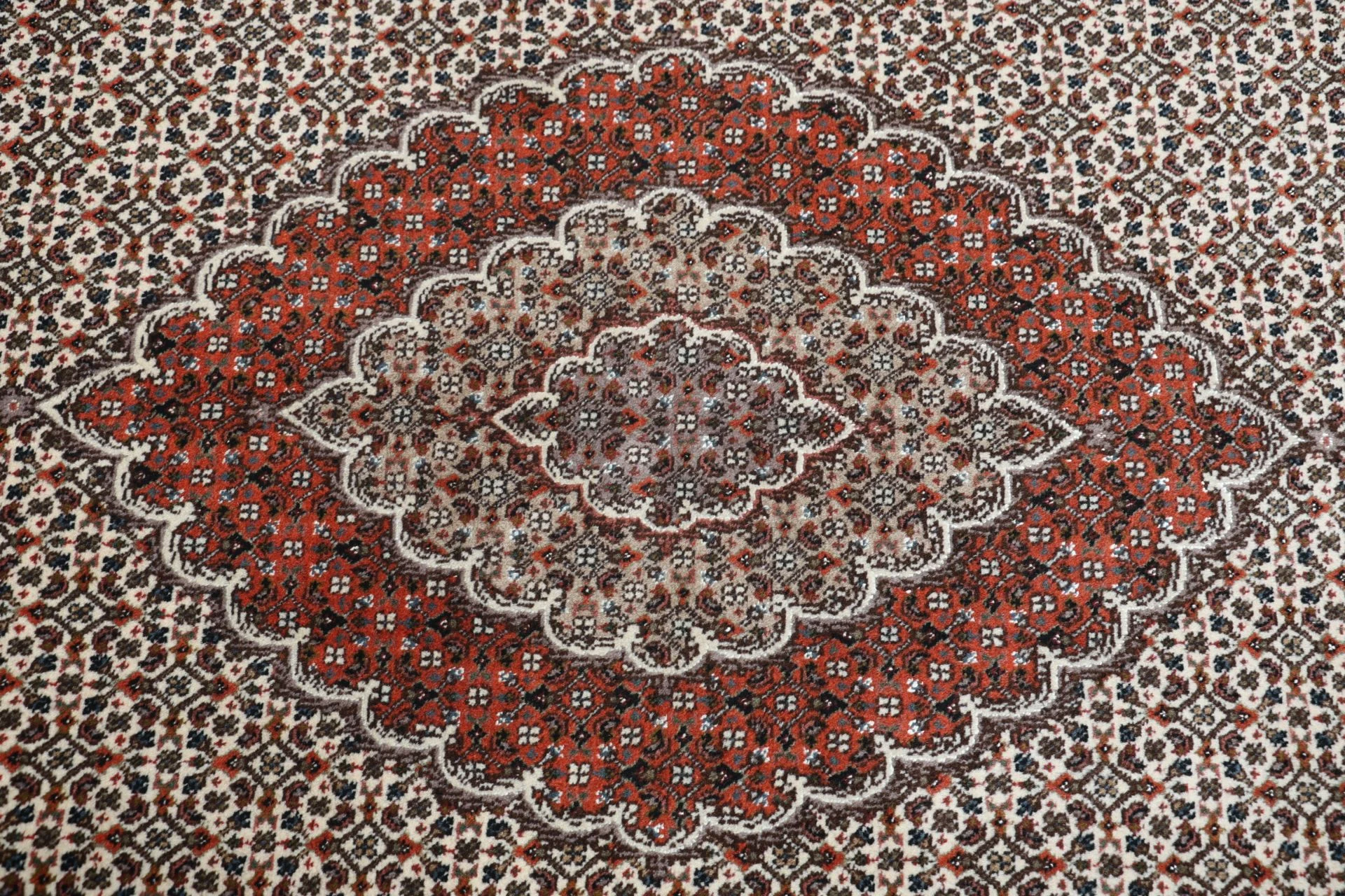 Wool & Silk Tabriz Persian Rug 170 × 242 cm, hand-knotted - Image 9