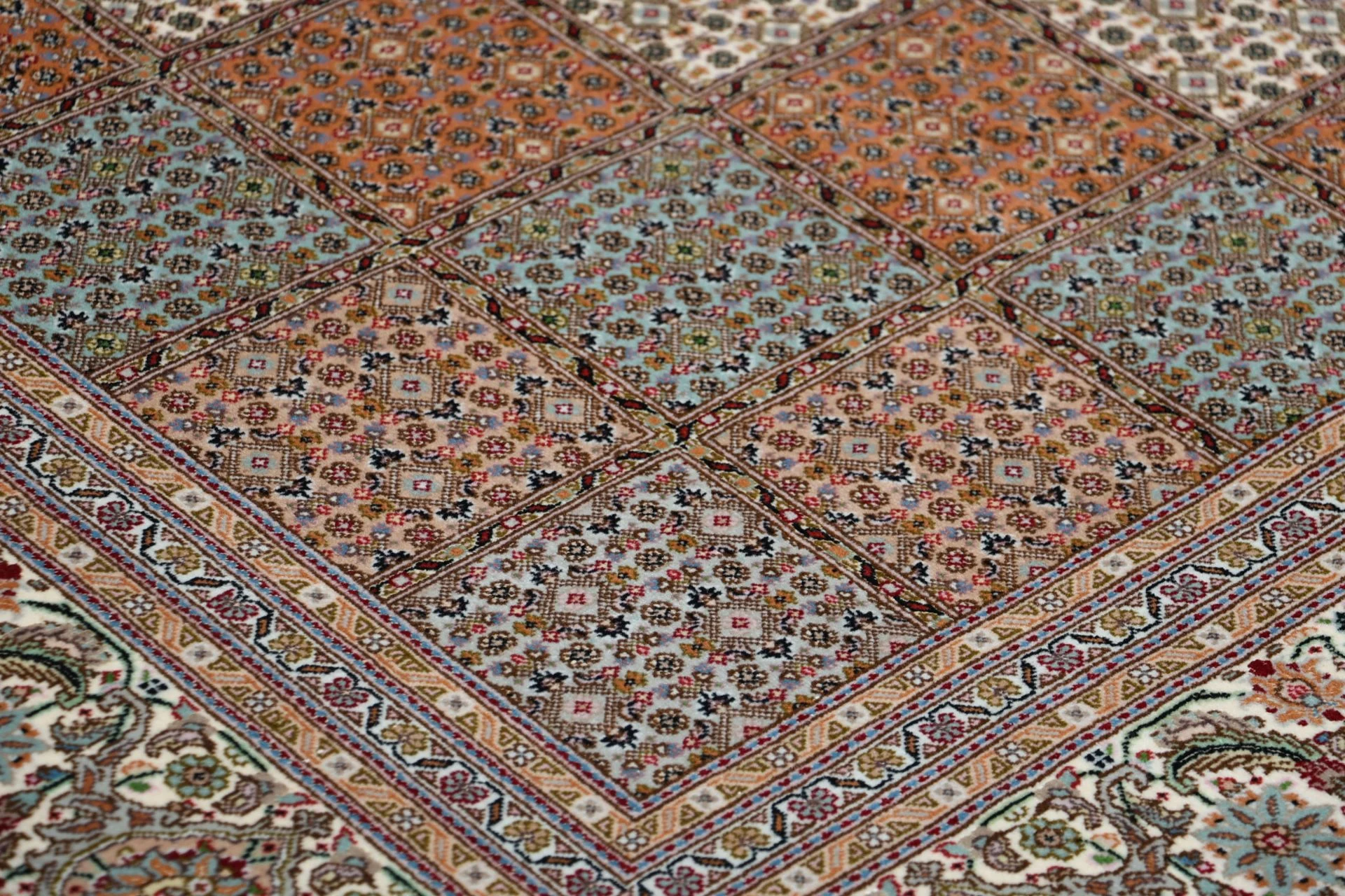 Tabriz Persian Rug 205 × 250 cm in Wool & Silk, hand-knotted - Image 5