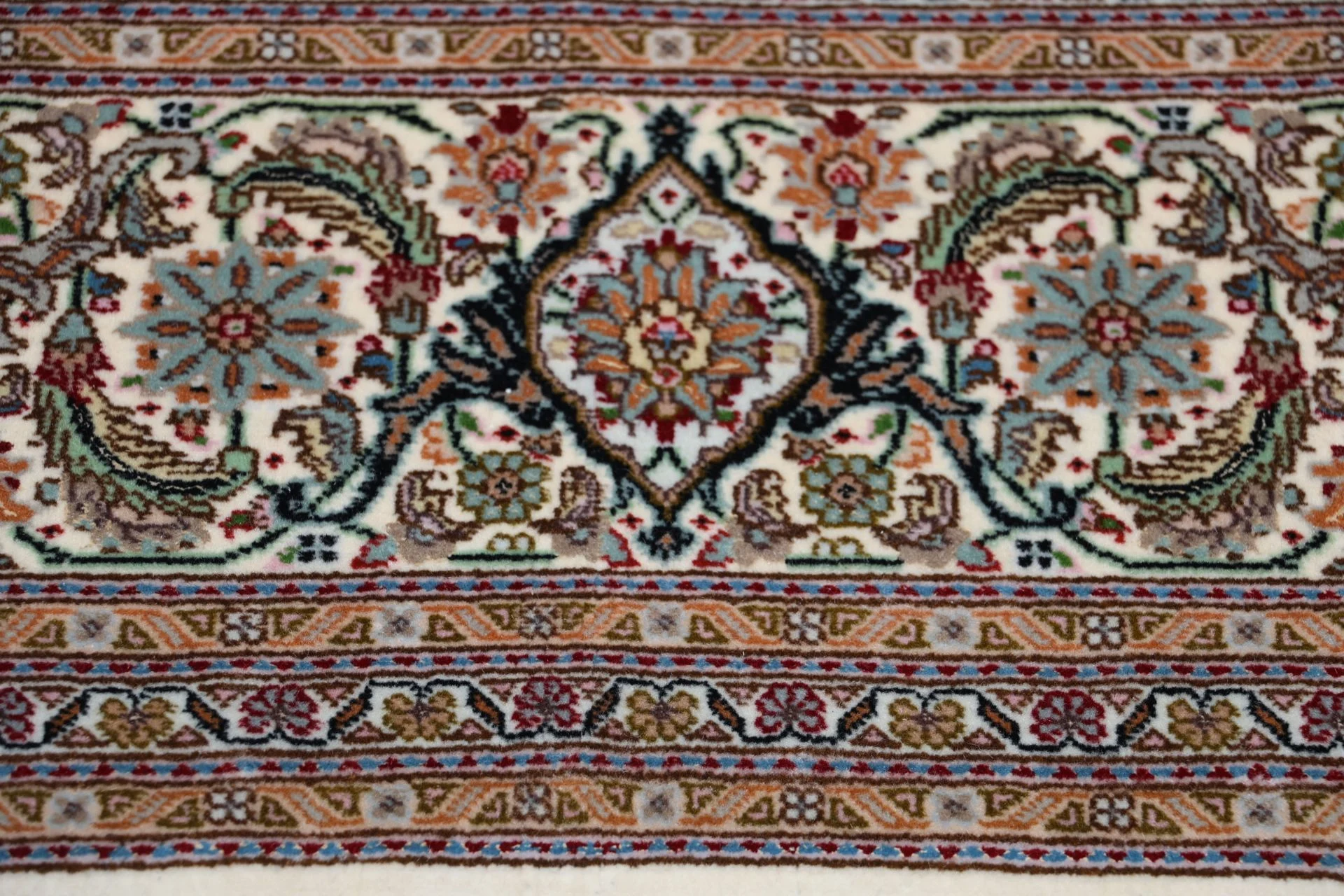 Tabriz Persian Rug 205 × 250 cm in Wool & Silk, hand-knotted - Image 7