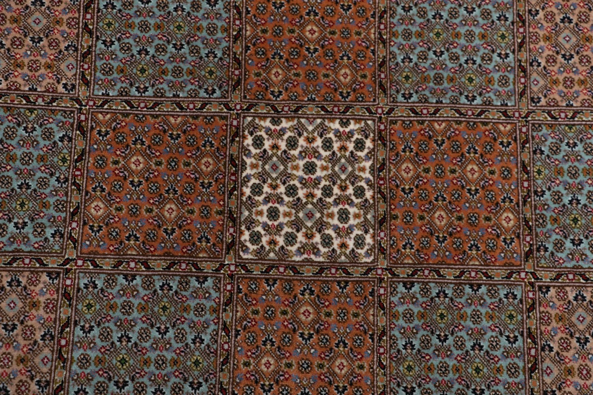 Tabriz Persian Rug 205 × 250 cm in Wool & Silk, hand-knotted - Image 9