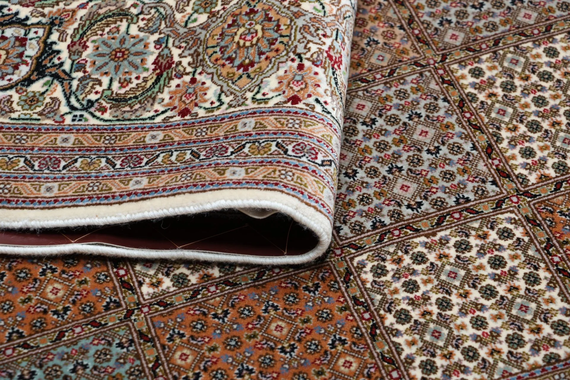 Tabriz Persian Rug 205 × 250 cm in Wool & Silk, hand-knotted - Image 10