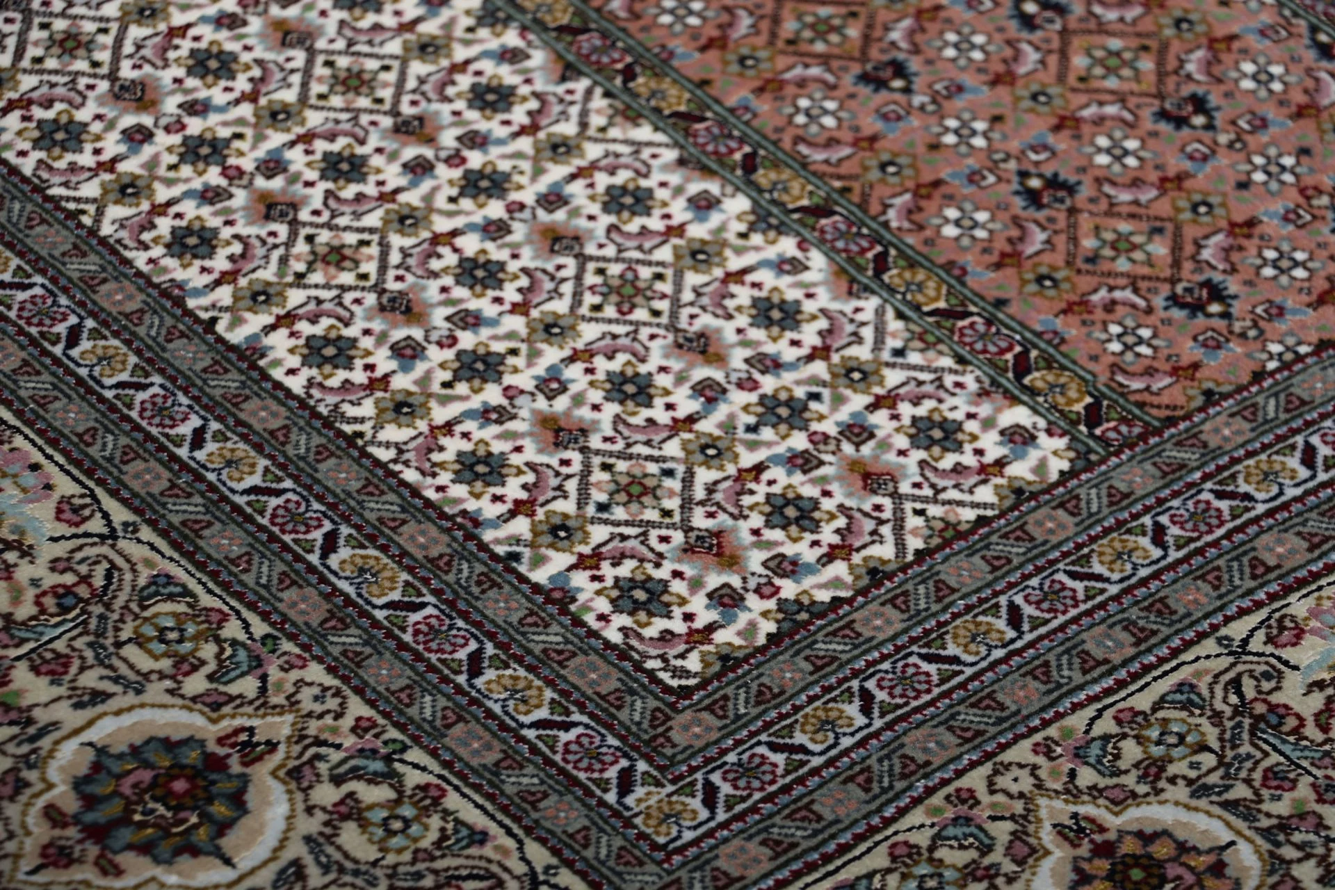 Wool & Silk Tabriz Persian Rug 202 × 265 cm, hand-knotted - Image 5